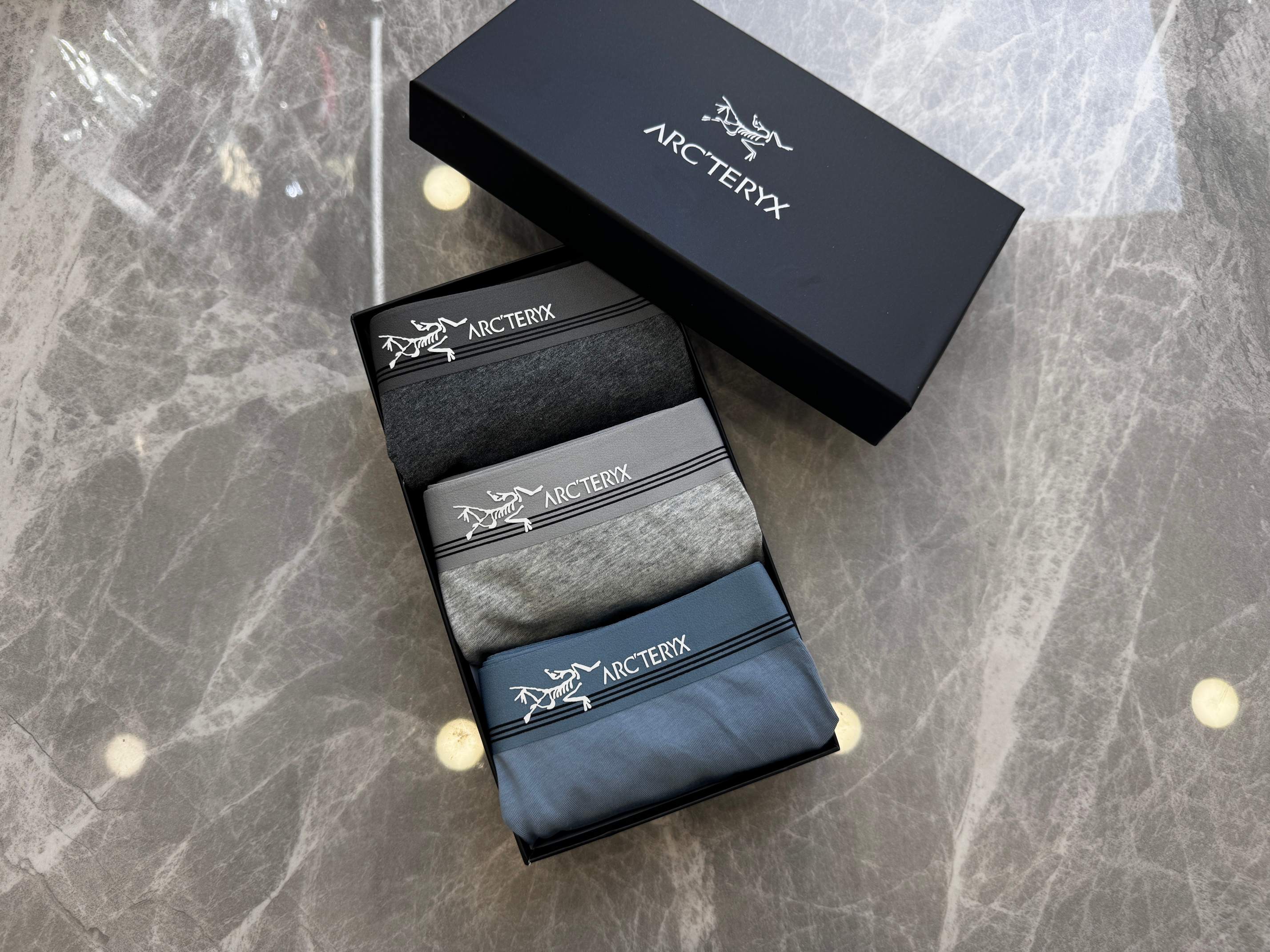 P80 🆕🆕🆕始祖鸟
爆款到货、专柜专属 3D 滴胶 Logo，绝对的原单品质，无缝切割工艺 、科学配比纯棉面料  丝滑 透气 舒适！有型！ 一点也不紧绷 按照人体工程学设计 彰显男性性感魅力 超级好穿  一盒3条 ，  码数：L、XL、XXL、XXXL、XXXXL