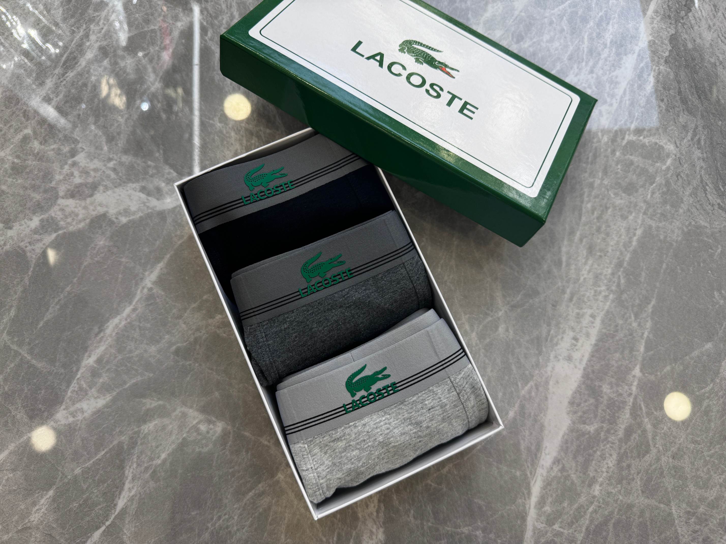 P80 新品！LACOSTE 鳄鱼 原单品质 3D 官网&专柜在售款贴身内裤. 原单优质面料，轻柔贴身，呵护肌肤舒适柔软，带给你就是不一样的感觉 男士们的至爱 自信男人和成功男人都会选择它[强] 码数l.xl.xxl.xxxl .xxxxl 最大能穿 40 码