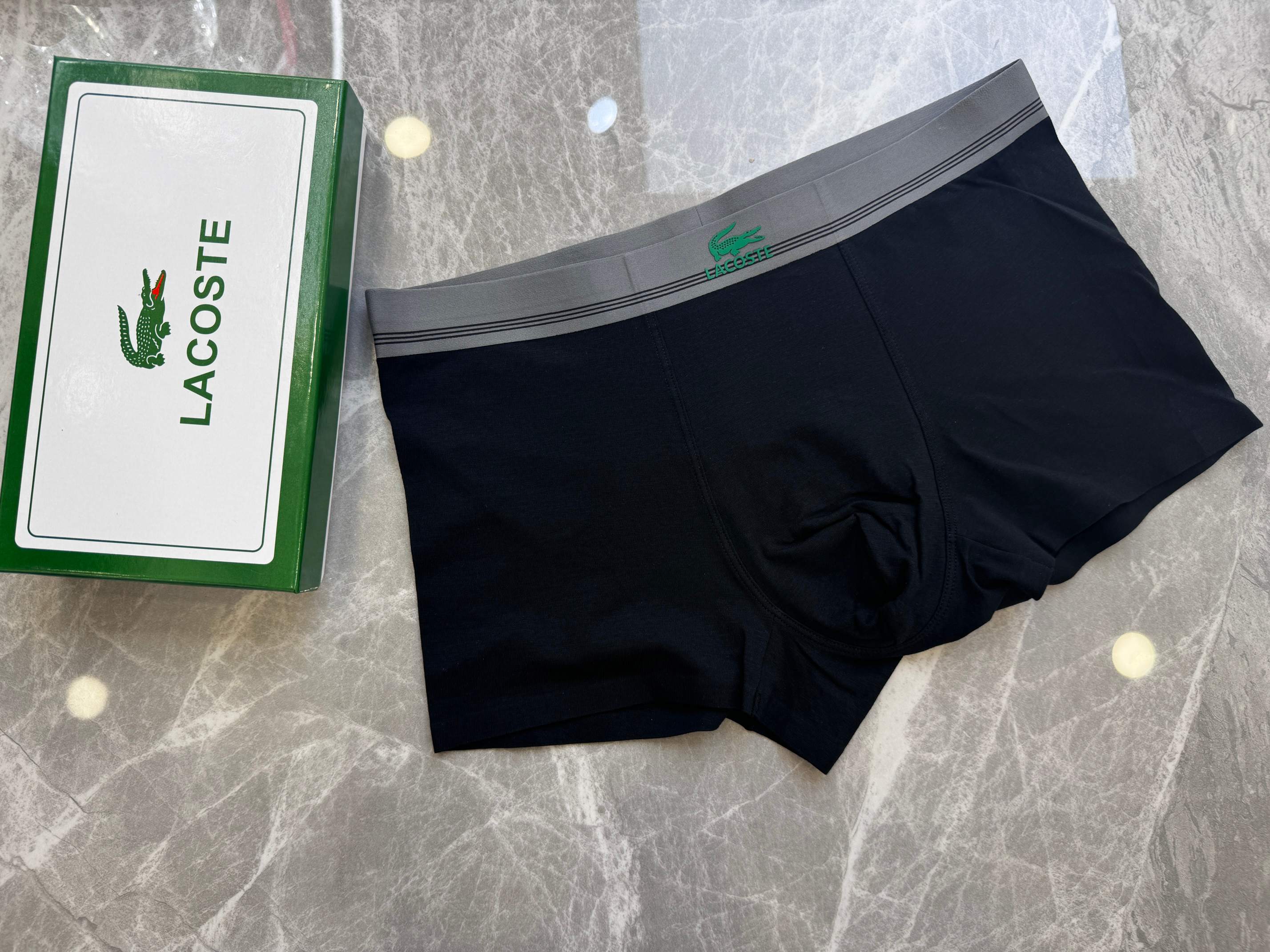 P80 新品！LACOSTE 鳄鱼 原单品质 3D 官网&专柜在售款贴身内裤. 原单优质面料，轻柔贴身，呵护肌肤舒适柔软，带给你就是不一样的感觉 男士们的至爱 自信男人和成功男人都会选择它[强] 码数l.xl.xxl.xxxl .xxxxl 最大能穿 40 码