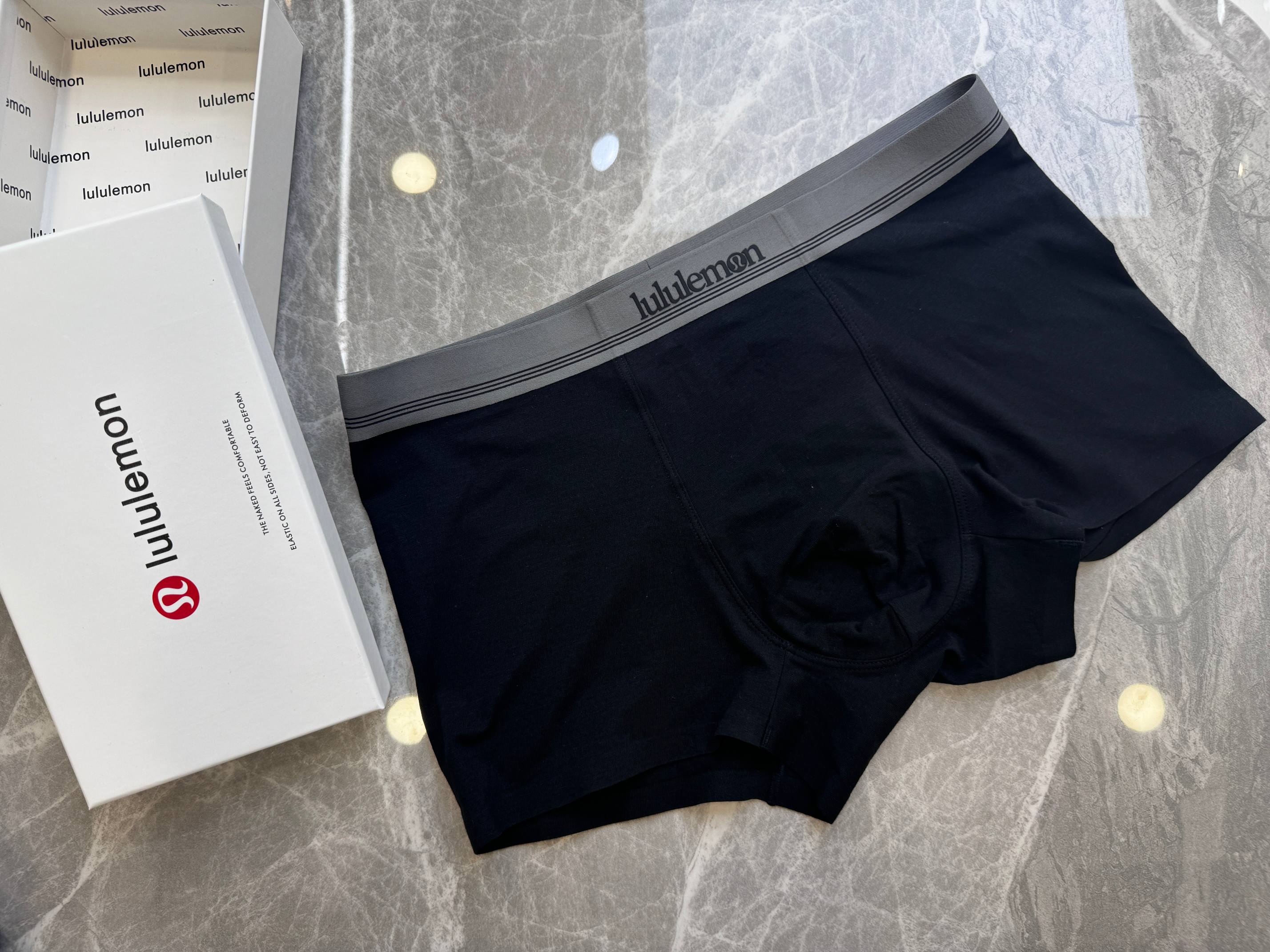 P80 新品！lulu 3D工艺。原单品质，时尚潮男新品 纯棉面料，丝滑 透气 舒适！有型！ 一点也不紧绷 按照人体工程学设计 彰显男性性感魅力 超级好穿  一盒3条  L-XXXXL 最大穿到40码 （注:贴身衣物 袜子 不退不换）