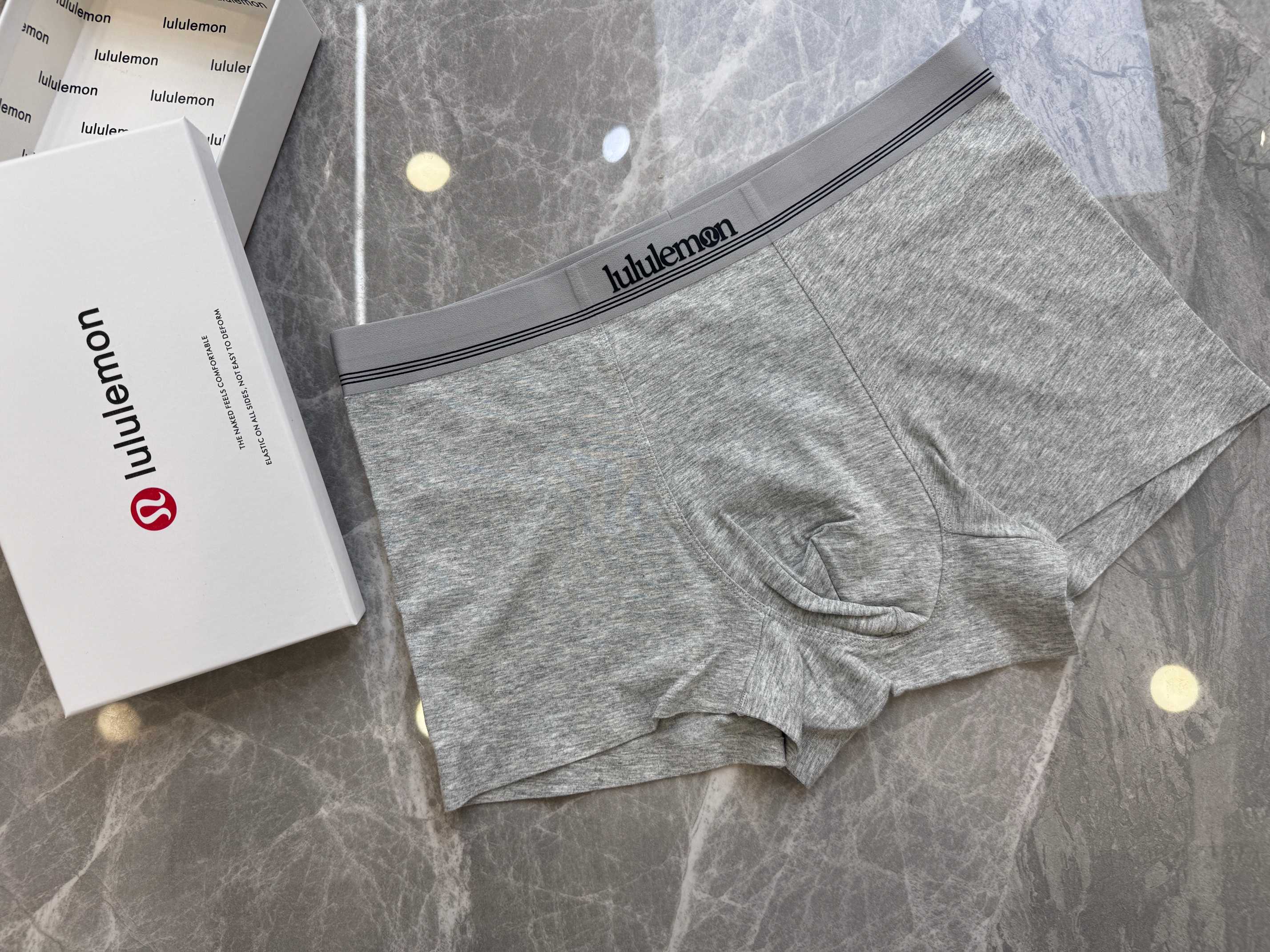 P80 新品！lulu 3D工艺。原单品质，时尚潮男新品 纯棉面料，丝滑 透气 舒适！有型！ 一点也不紧绷 按照人体工程学设计 彰显男性性感魅力 超级好穿  一盒3条  L-XXXXL 最大穿到40码 （注:贴身衣物 袜子 不退不换）