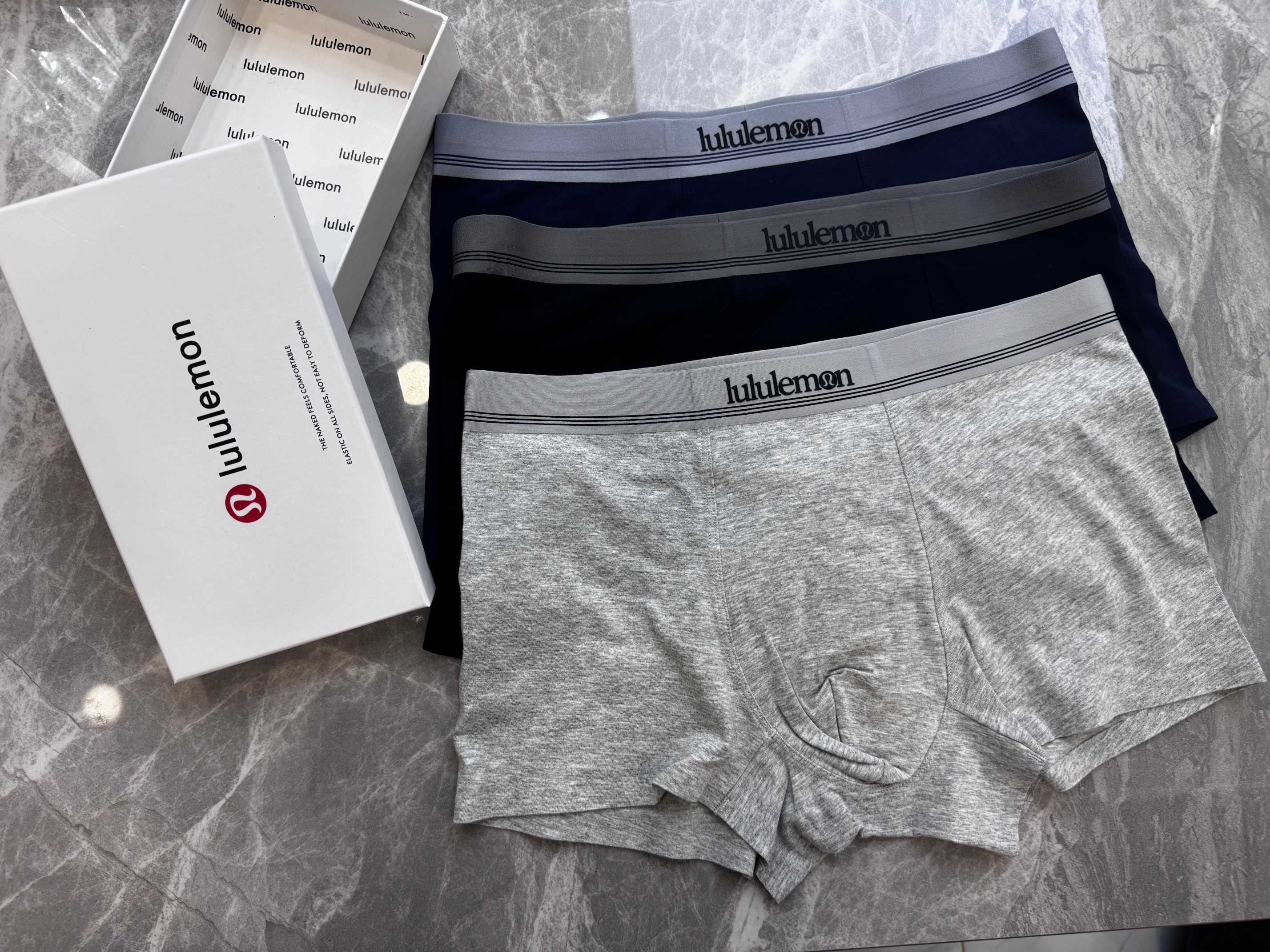 P80 新品！lulu 3D工艺。原单品质，时尚潮男新品 纯棉面料，丝滑 透气 舒适！有型！ 一点也不紧绷 按照人体工程学设计 彰显男性性感魅力 超级好穿  一盒3条  L-XXXXL 最大穿到40码 （注:贴身衣物 袜子 不退不换）