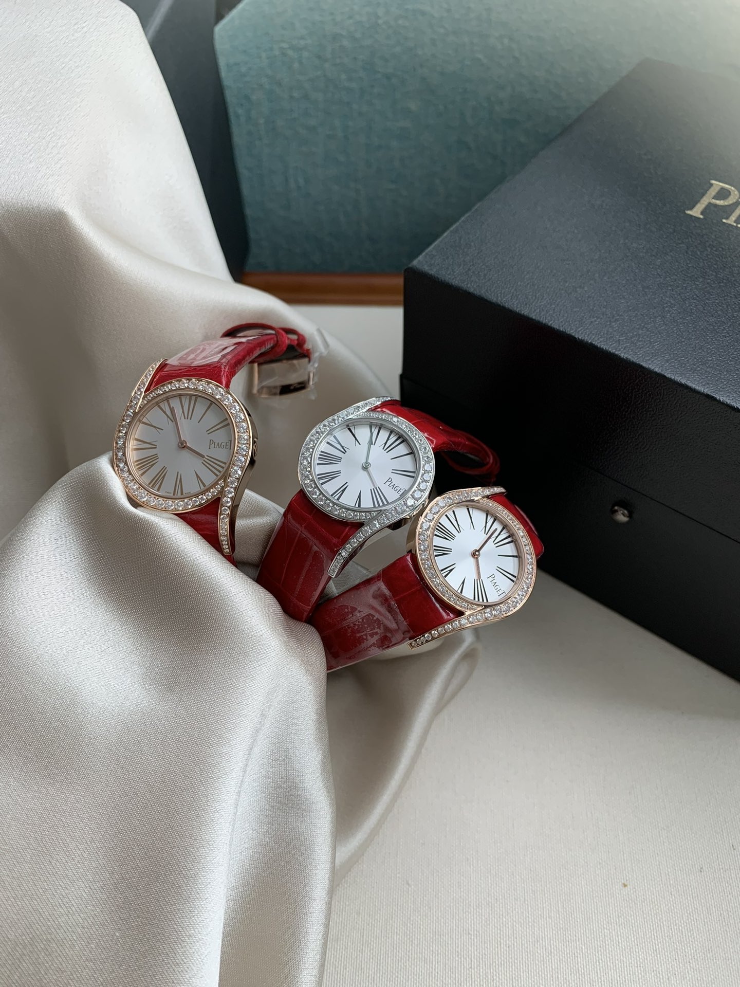 Élégantes montres Piaget avec bracelet en cuir rouge et lunette sertie de diamants