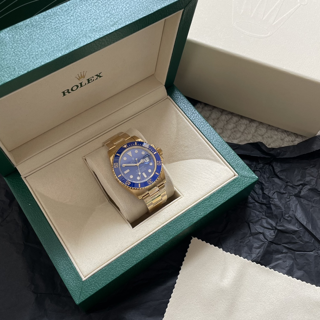 NO:393547,Rolex's new 'Blue Gold Water Ghost' has developed a 'ceiling level' to make metal accessories interchangeable with genuine products. The dial size is 41mm, using 904L stainless steel with the same nickel-containing element, which is wear-resistant and corrosion-resistant, and has a bright and white surface gloss. The ring port uses imported ceramic C circles. The platinum scale is three-dimensional, clear and neat. It is filled with Swiss BGW9 super luminous, and the luminous effect can be used in any one of the K market. The gloss is uniform and the brightness is super strong, and it does not fade and enlarges the clear water horns. It is also fixed inlay. The counterclockwise rotation sounds crisp and feels!  The case and strap are perfectly combined with chamfered grinding and rounded feel. The appearance is sand-pulled and polished very delicate and shiny. The workmanship is excellent and truly meets the Z standard. The perfect details are presented, killing all market goods in seconds!  ,,rolex19860909劳力士新款“蓝金水鬼”重金研发“天花板级别”做到金属配件可与正品互换,表盘尺寸41mm采用Z一致的含镍元素904L精钢,耐磨耐腐蚀,表面光泽度亮白.圈口采用进口陶瓷C圈 铂金刻度立体清晰整洁 填充瑞士BGW9超强夜光,夜光效果可K市场任何一款 光泽度均匀亮度超强,不掉色放大看菱角分明 并采用镶嵌式固定 逆时针转动声音清脆有手感 ！表壳与表带完美结合有倒角打磨手感圆润 外观拉砂打磨十分细腻有光泽,做工精良真正达到Z标准,完美细节呈现,秒杀一切市场货！,,rolex,Watch