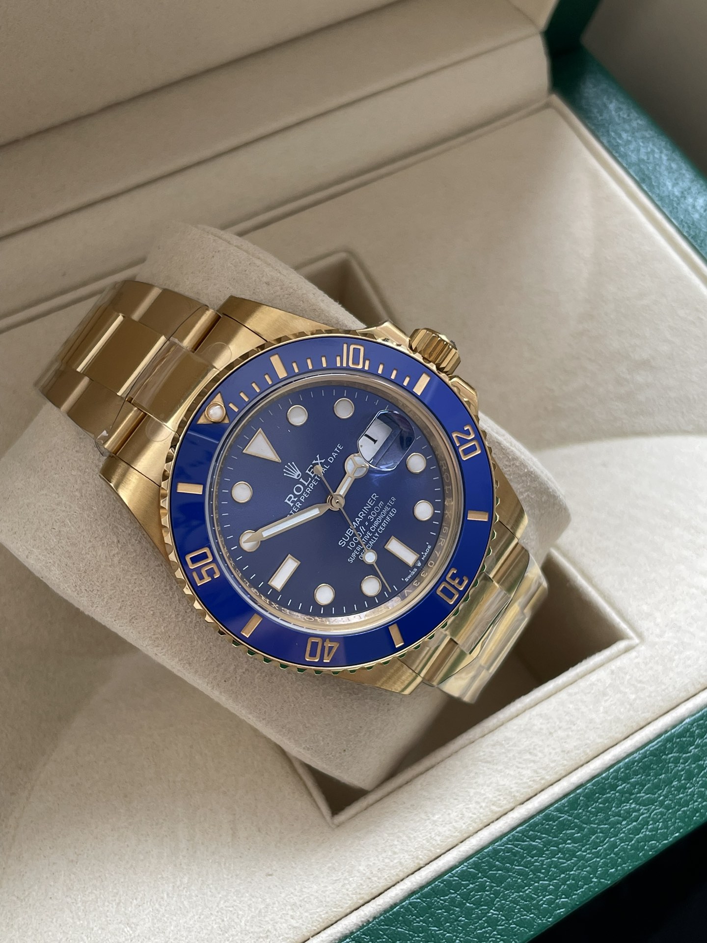 NO:393553,The new Ghost King is equipped with a one-way rotating outer ring and a blue 60-minute scale Cerachrom ceramic ring, which allows divers to control the time they are at the bottom of the sea. The high-performance pressure ring of the Ringlock system is made of blue ceramic. The blue ceramic and gold material are a diving watch that is bold enough.,,gold19860909新款鬼王配备单向旋转外圈及蓝色 60分钟刻度 Cerachrom 陶质字圈,可让潜水员掌握在海底的时间.Ringlock系统的高性能压力环采用蓝色陶瓷制成.蓝色陶瓷加上黄金材质,是一枚足够张扬的潜水表.,,gold,Watch