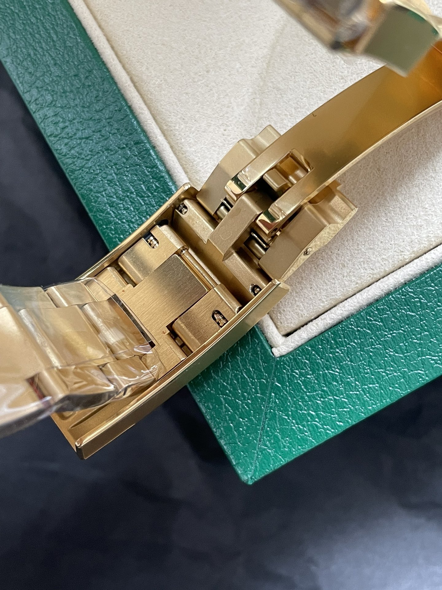 NO:393559,The three-buckle lock-winding crown can be said to be a triple waterproof system developed by Laolitu for the submarine type. The three-buckle lock device consists of 10 different parts. After the configuration is completed, it only needs to be tightened to make the Oyster case completely sealed, and its sturdy protection is comparable to the submarine hatch. The bracelet uses a classic Oyster strap, three-row chain links, and gold steel. It is extremely sturdy and durable. The metal brushed design highlights a strong metal texture!  The ergonomic lugs and the Oyster strap are perfectly integrated and are very comfortable to wear., gold19860909三扣锁上链表冠可以说是劳力土专为潜航者型 研发的三重防水系统.三扣锁装置由10组不同零件组成,配置完成后仅需旋紧,即可让蚝式表壳完全密闭,坚固防护可媲美潜艇舱门.表链采用经典的蚝式表带,三排链节,黄金钢材质,极其坚固耐用,金属拉丝设计彰显出强烈的金属质感！人体工学设计的表耳和蚝式表带配合完美的融为一体,佩戴起来非常舒适.,,gold,Watch