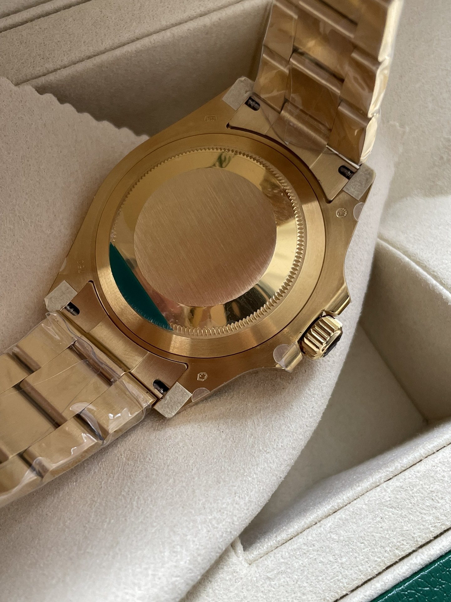 NO:393562,Details on the back of the watch cover, original ETA-2836 movement, the case is made of Rolex's unique gold steel (combination of 904L stainless steel and 18K gold); the gold logo dog head mark, which requires very high craftsmanship, Rolex, gold19860909表盖后面的细节,原装ETA-2836机芯,表壳采用劳力士特有的黄金钢（904L不锈钢和18K 黄金的组合）材质；黄金标识狗头印记,对工艺要求非常高,,rolex,gold,Watch