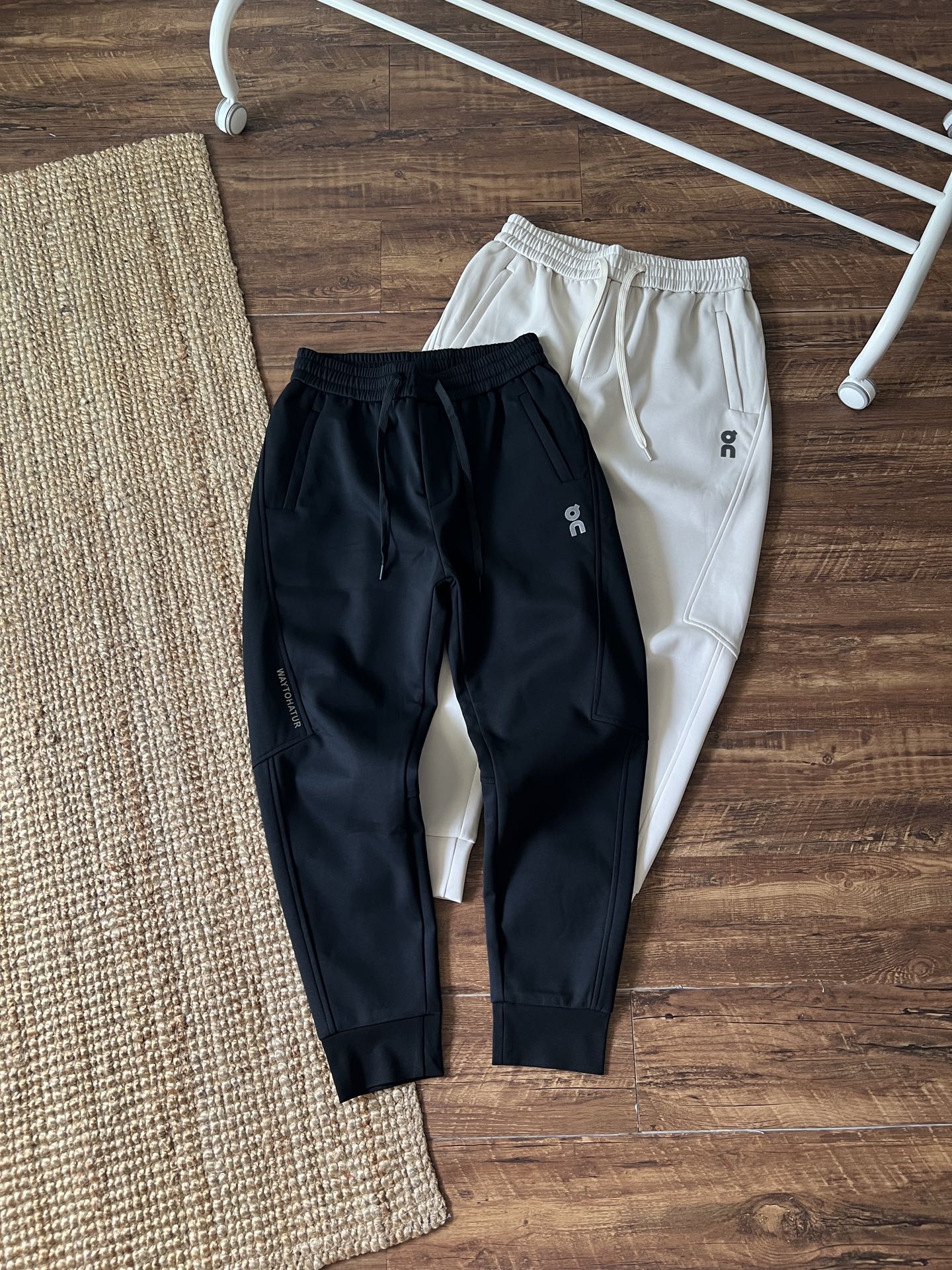 💰205
ON昂跑空气棉直筒微收卫裤，瑞士精工，把“云朵”穿在腿上，不是所有卫裤都叫“空气感”——ON昂跑用物理发泡空气棉重构舒适，70%+静止空气锁温层，比普通抓绒暖30%，却轻得像没穿；直筒微收剪裁是“藏肉神器”，胯宽、腿粗都能遮，裤口不紧绷，蹲起、通勤、散步全自在。从健身房更衣室到周末咖啡馆，一条搞定所有轻场景，抗风不起球，洗过仍保持蓬松感。腰头做了3cm加宽包边，久坐不勒肚子，侧缝隐形口袋深15cm，放手机不晃荡。穿惯了紧绷运动裤？这条会让你不想脱下来。
颜色：黑色  米白
尺码：L-4XL