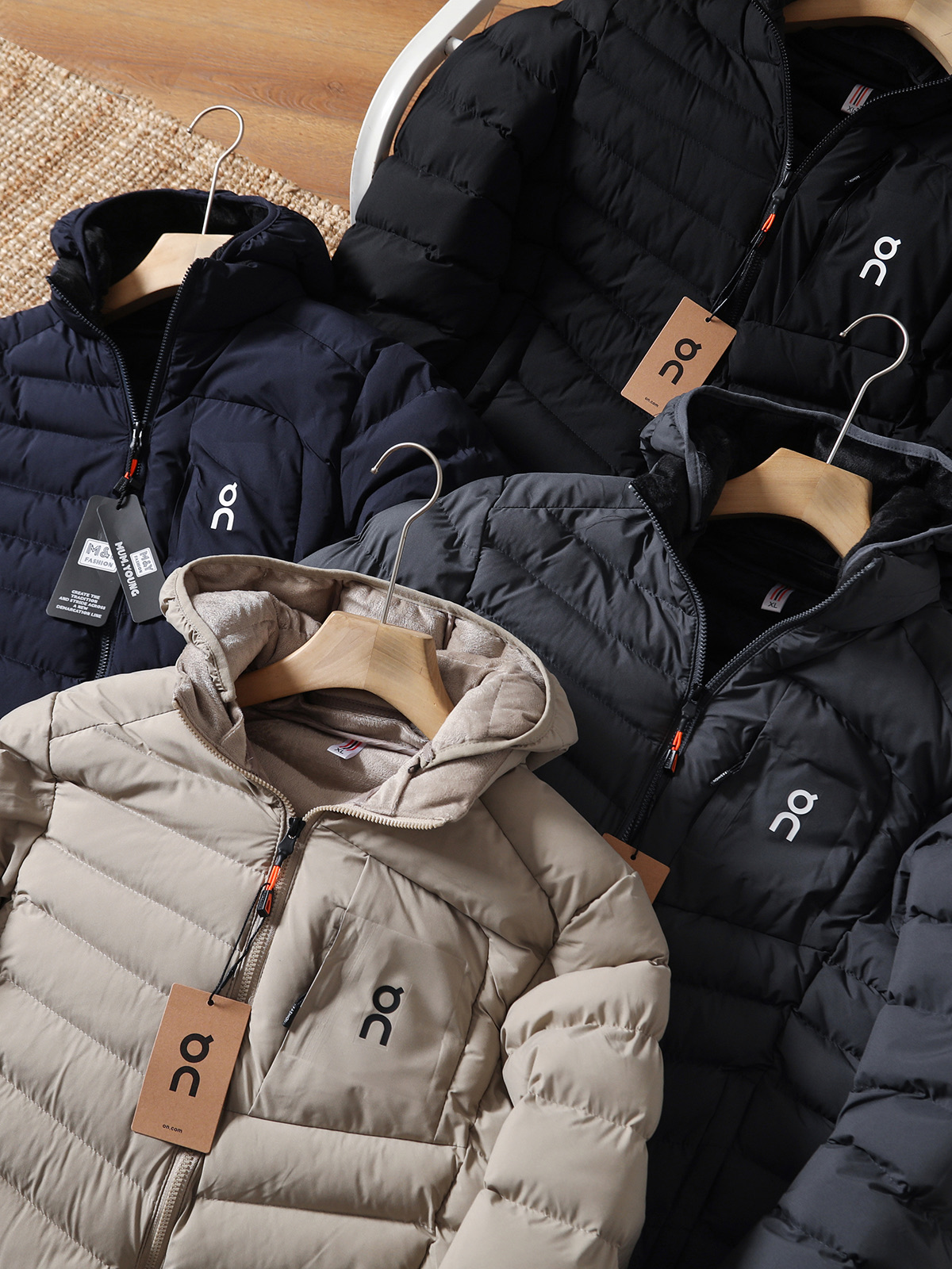 249💰（编号0031）
昂跑轻量排骨户外防风防水休闲棉服
把“轻暖自由”焊在身上！排骨式分区填充设计，告别臃肿结块，上身轻盈如第二层皮肤，徒步、骑行、城市漫游都灵活无束缚。外层防泼水科技，应对突发小雨或晨露不慌张，内里蓬松棉芯聚热锁温，10-15℃温差轻松hold住。修身剪裁不压身，搭配立领/连帽双款可选，兼顾户外防护与日常利落感，是不想被厚重拖累的轻户外爱好者首选！
颜色：黑色  藏青  卡其  灰色
尺码：L-4XL