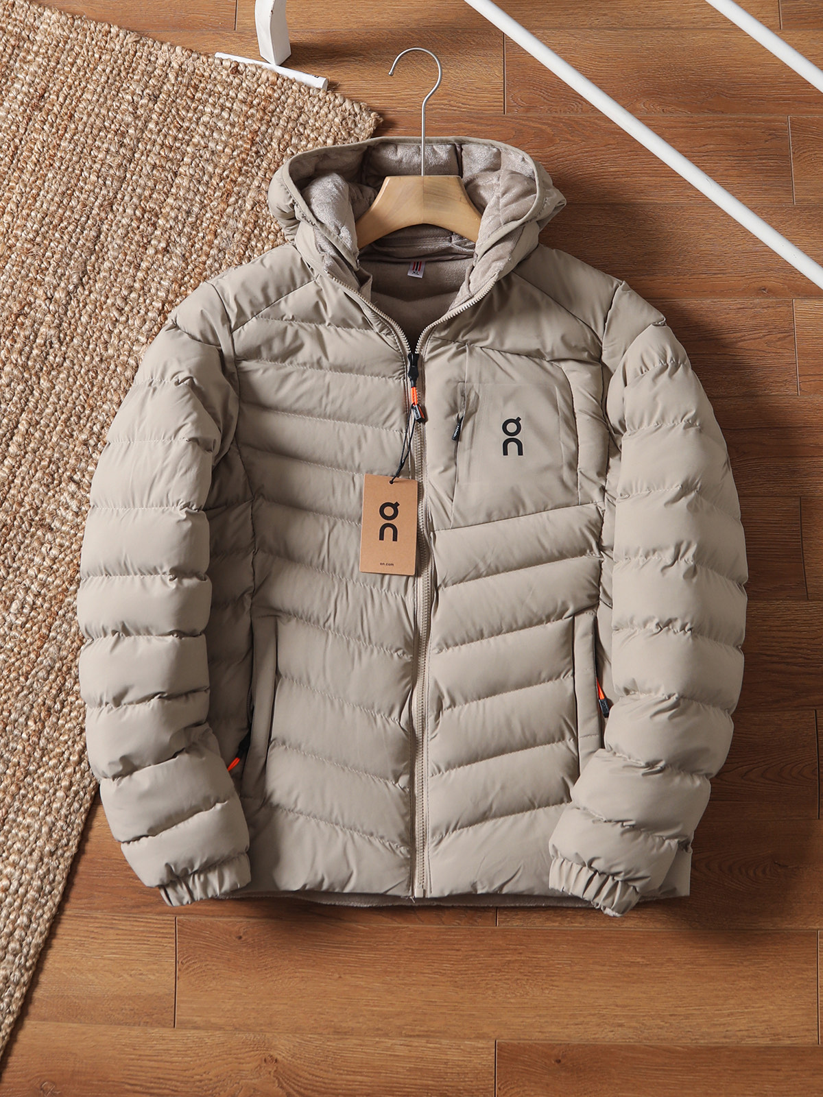 249💰（编号0031）
昂跑轻量排骨户外防风防水休闲棉服
把“轻暖自由”焊在身上！排骨式分区填充设计，告别臃肿结块，上身轻盈如第二层皮肤，徒步、骑行、城市漫游都灵活无束缚。外层防泼水科技，应对突发小雨或晨露不慌张，内里蓬松棉芯聚热锁温，10-15℃温差轻松hold住。修身剪裁不压身，搭配立领/连帽双款可选，兼顾户外防护与日常利落感，是不想被厚重拖累的轻户外爱好者首选！
颜色：黑色  藏青  卡其  灰色
尺码：L-4XL