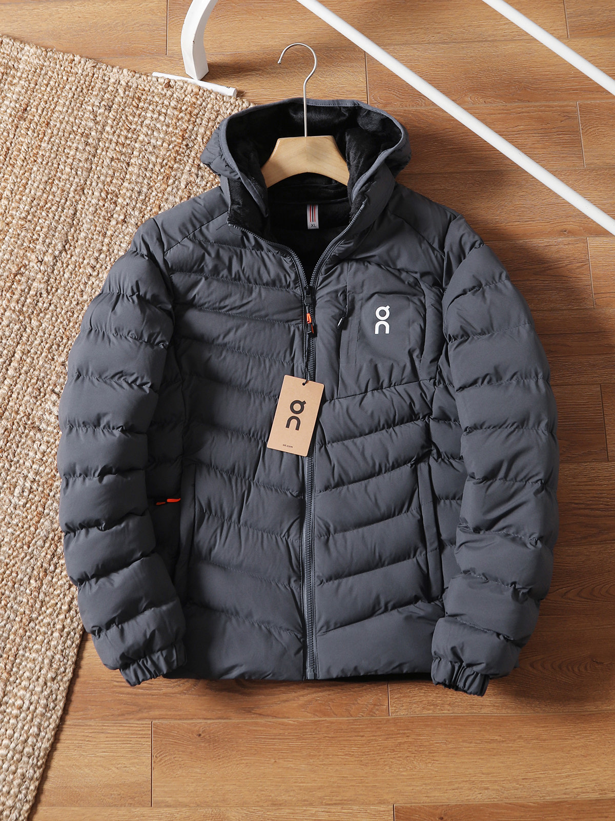 249💰（编号0031）
昂跑轻量排骨户外防风防水休闲棉服
把“轻暖自由”焊在身上！排骨式分区填充设计，告别臃肿结块，上身轻盈如第二层皮肤，徒步、骑行、城市漫游都灵活无束缚。外层防泼水科技，应对突发小雨或晨露不慌张，内里蓬松棉芯聚热锁温，10-15℃温差轻松hold住。修身剪裁不压身，搭配立领/连帽双款可选，兼顾户外防护与日常利落感，是不想被厚重拖累的轻户外爱好者首选！
颜色：黑色  藏青  卡其  灰色
尺码：L-4XL