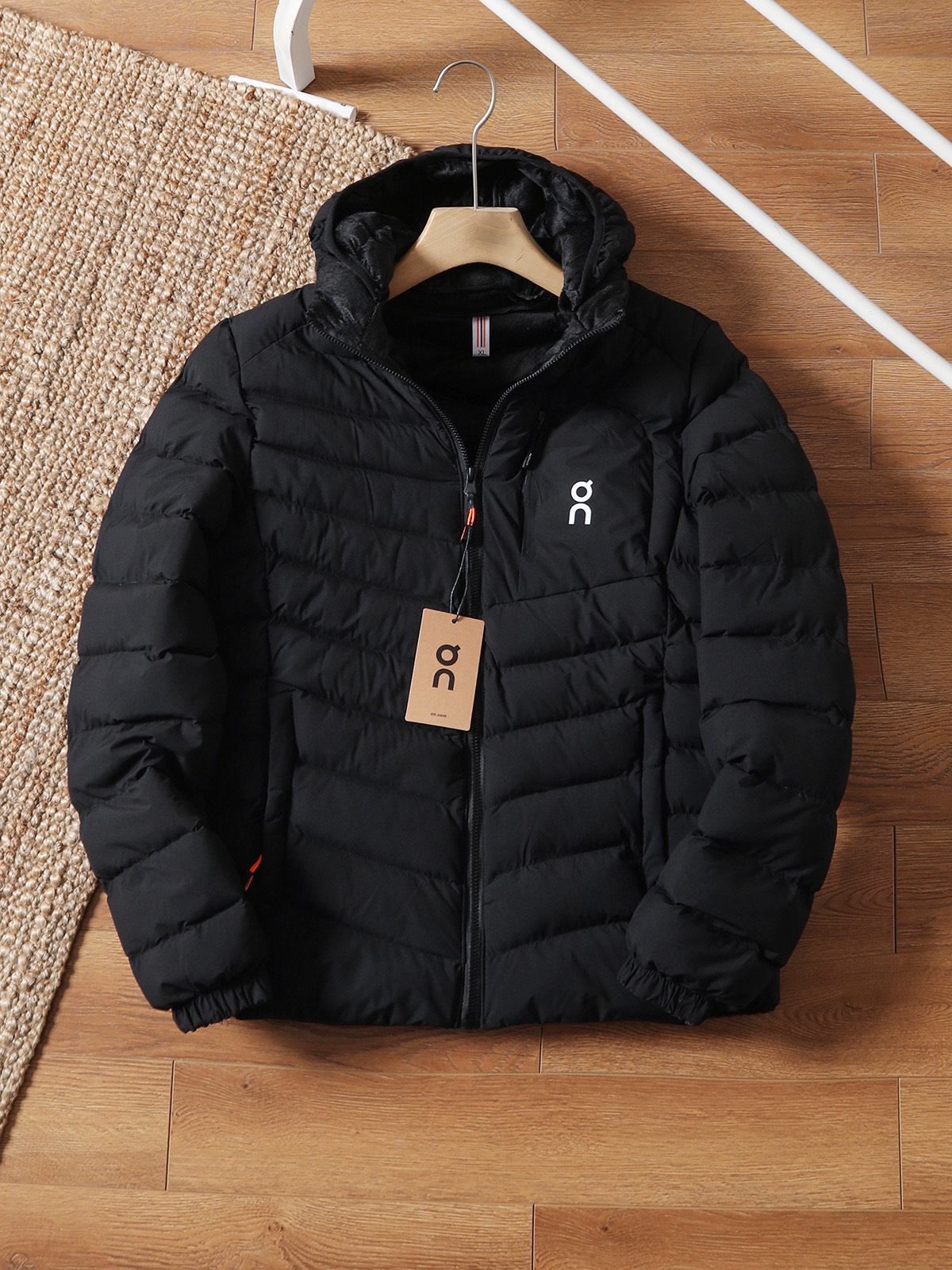 249💰（编号0031）
昂跑轻量排骨户外防风防水休闲棉服
把“轻暖自由”焊在身上！排骨式分区填充设计，告别臃肿结块，上身轻盈如第二层皮肤，徒步、骑行、城市漫游都灵活无束缚。外层防泼水科技，应对突发小雨或晨露不慌张，内里蓬松棉芯聚热锁温，10-15℃温差轻松hold住。修身剪裁不压身，搭配立领/连帽双款可选，兼顾户外防护与日常利落感，是不想被厚重拖累的轻户外爱好者首选！
颜色：黑色  藏青  卡其  灰色
尺码：L-4XL