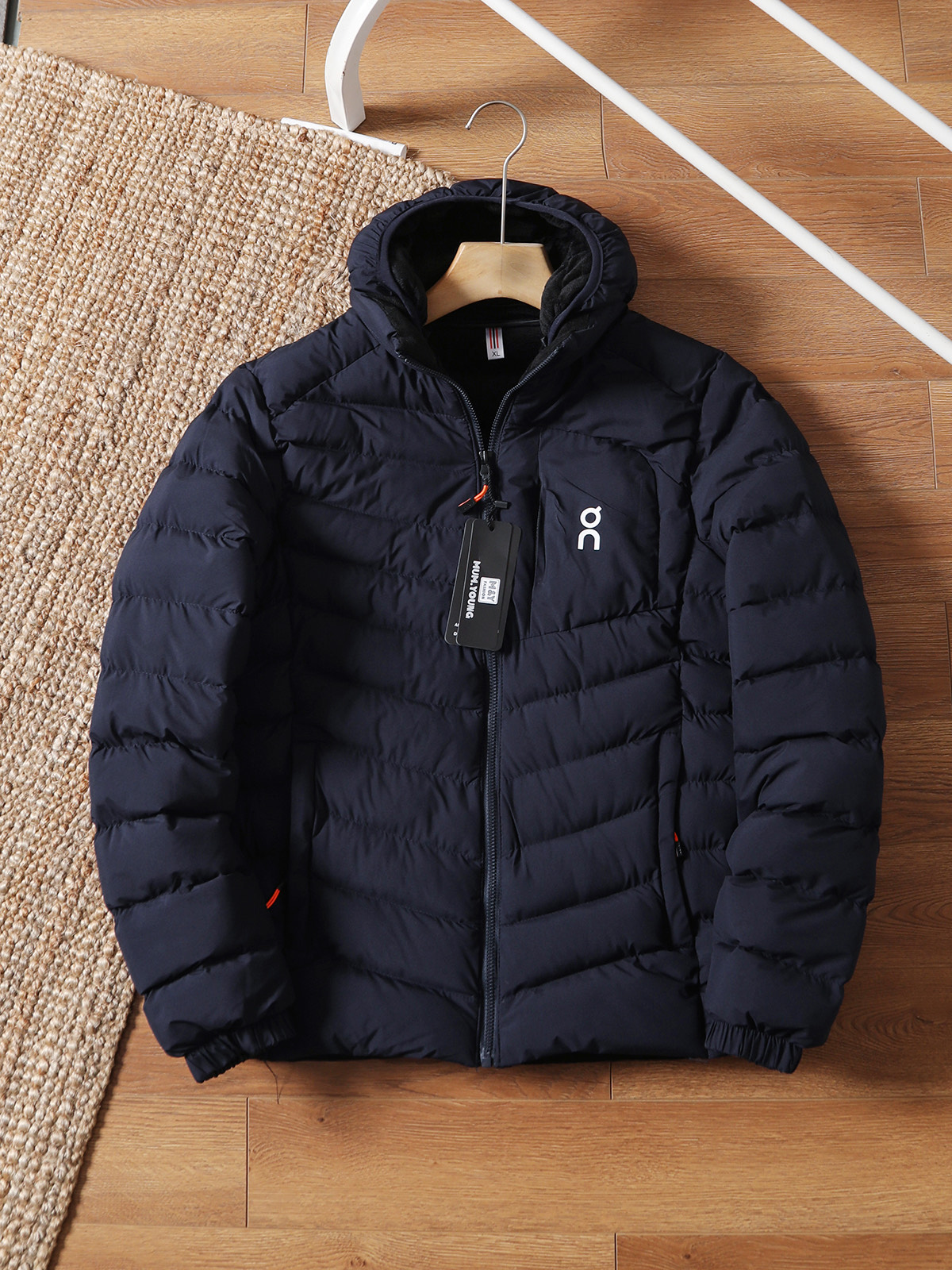 249💰（编号0031）
昂跑轻量排骨户外防风防水休闲棉服
把“轻暖自由”焊在身上！排骨式分区填充设计，告别臃肿结块，上身轻盈如第二层皮肤，徒步、骑行、城市漫游都灵活无束缚。外层防泼水科技，应对突发小雨或晨露不慌张，内里蓬松棉芯聚热锁温，10-15℃温差轻松hold住。修身剪裁不压身，搭配立领/连帽双款可选，兼顾户外防护与日常利落感，是不想被厚重拖累的轻户外爱好者首选！
颜色：黑色  藏青  卡其  灰色
尺码：L-4XL