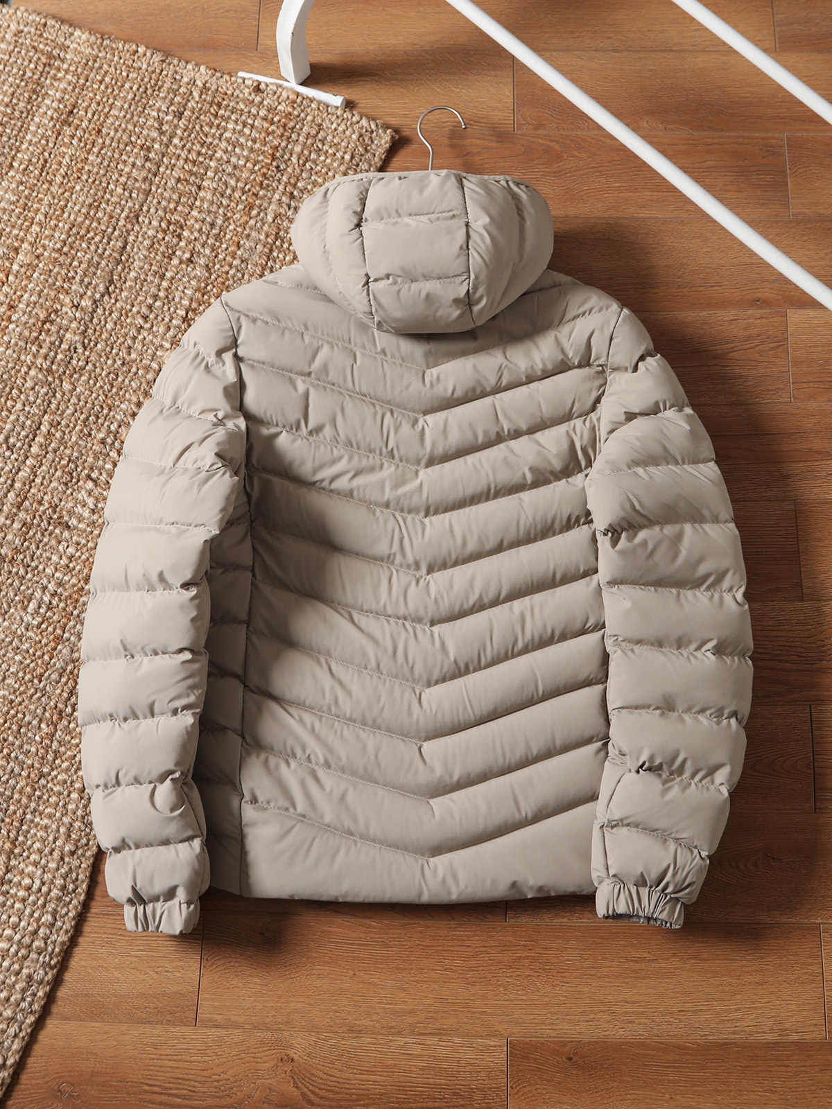 249💰（编号0031）
昂跑轻量排骨户外防风防水休闲棉服
把“轻暖自由”焊在身上！排骨式分区填充设计，告别臃肿结块，上身轻盈如第二层皮肤，徒步、骑行、城市漫游都灵活无束缚。外层防泼水科技，应对突发小雨或晨露不慌张，内里蓬松棉芯聚热锁温，10-15℃温差轻松hold住。修身剪裁不压身，搭配立领/连帽双款可选，兼顾户外防护与日常利落感，是不想被厚重拖累的轻户外爱好者首选！
颜色：黑色  藏青  卡其  灰色
尺码：L-4XL