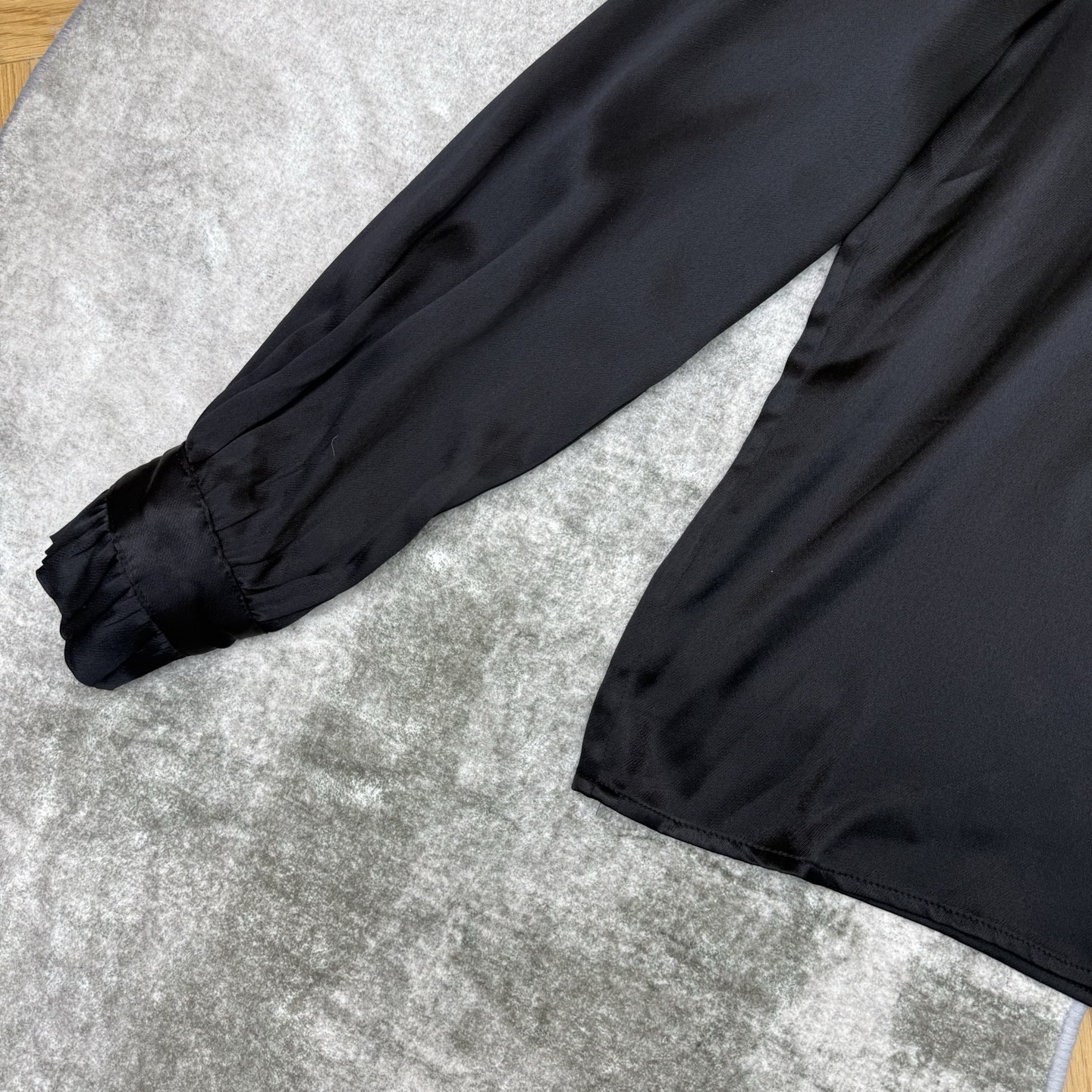 G家 26春夏新款 飘带荷叶边领黑色衬衫 随意系结的飘带搭配 穿上自带优雅气质 荷叶边领+飘带设计 复古