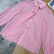 G家 26春夏新款 粉色GG提花飘带衬衫 内搭吊带内衬两件套 定制粉色GG提花面料 轻薄透气 法式浪漫风 G家 26春夏新款 粉色GG提花飘带衬衫 内搭吊带内衬两件套 定制粉色GG提花面料 轻薄透气 法式浪漫风