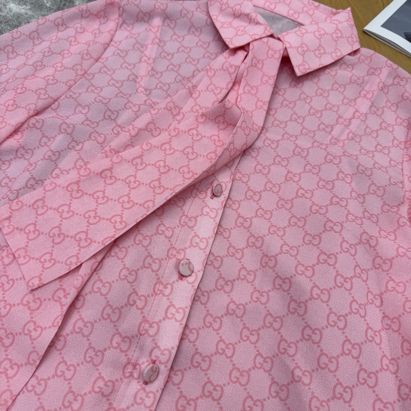G家 26春夏新款 粉色GG提花飘带衬衫 内搭吊带内衬两件套 定制粉色GG提花面料 轻薄透气 法式浪漫风 G家 26春夏新款 粉色GG提花飘带衬衫 内搭吊带内衬两件套 定制粉色GG提花面料 轻薄透气 法式浪漫风