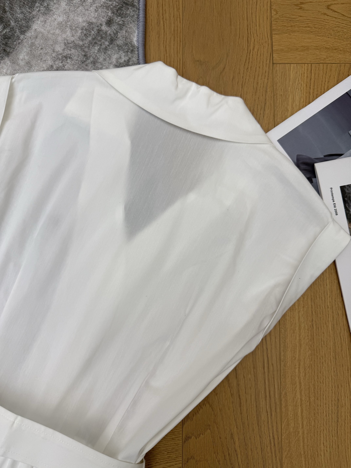 D家26早春无袖款连衣裙，黑白两色自带气场buff，翻领无袖剪裁利落又显精神，同色系腰带掐出腰线，小蜜蜂