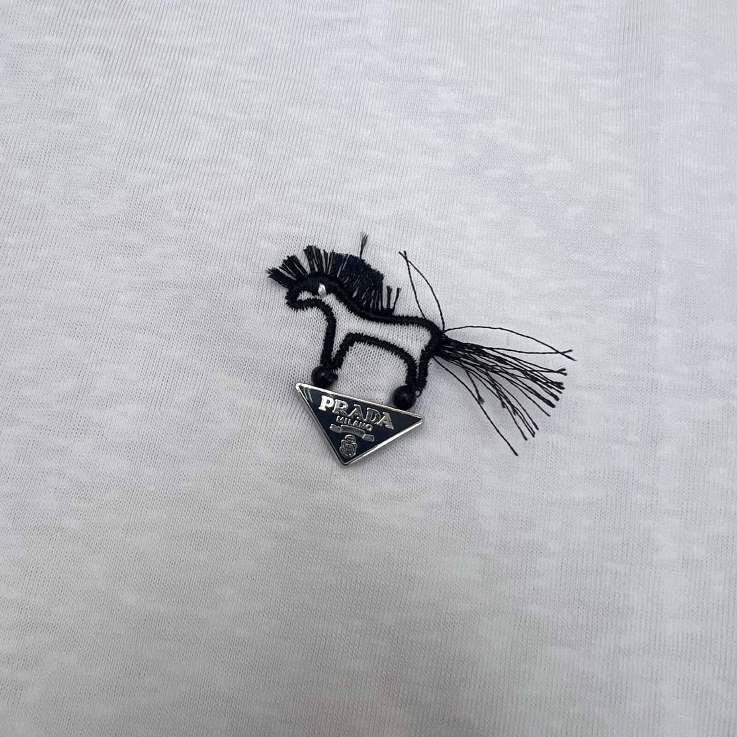 PD家26早春刺绣小马纯色打底衫，经典圆领，自带呼吸感与慵懒滤镜，单穿清爽随性、叠穿万能适配，胸口小刺绣