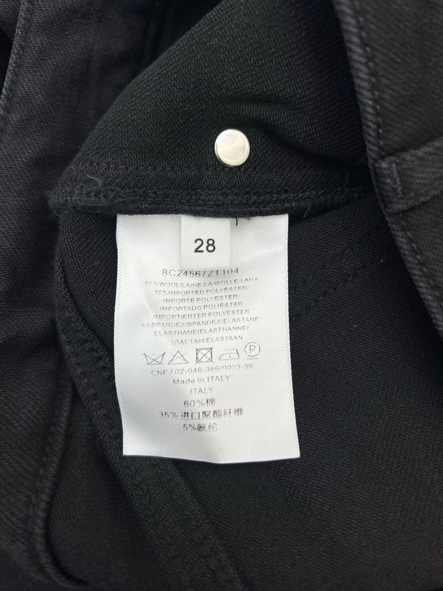 PD家26早春高腰阔腿牛仔裤，炭黑洗水牛仔自带复古滤镜，高腰阔腿剪裁利落显腿长，口袋小刺绣暗藏精致细节，