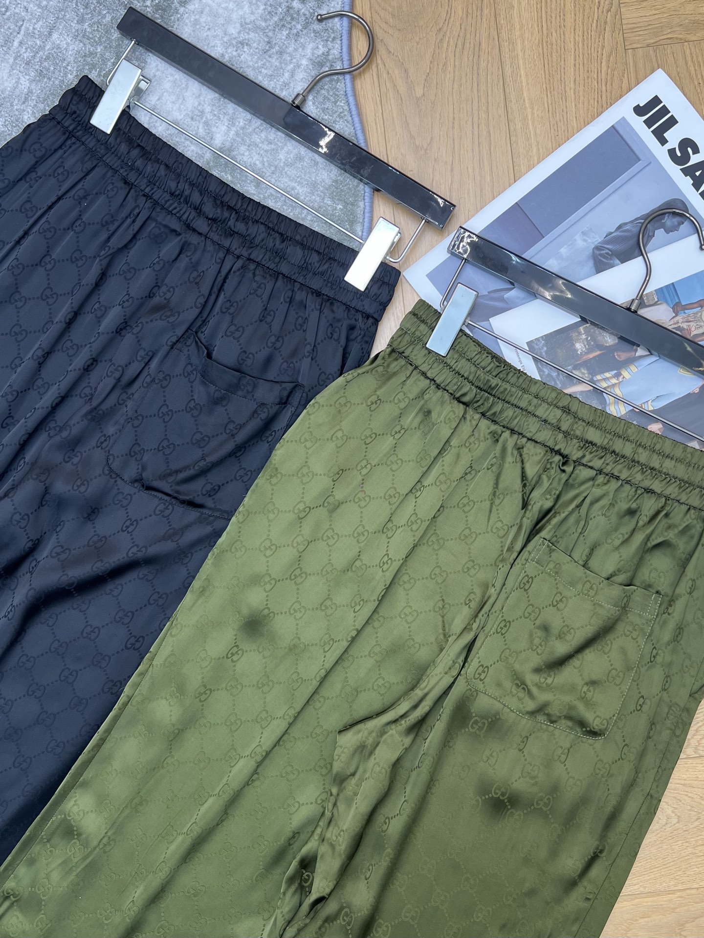 G家26早春老花阔腿裤，松紧抽绳腰头设计，舒适又藏肉，满印老花暗纹低调显贵，顺滑缎面面料自带慵懒光泽感，