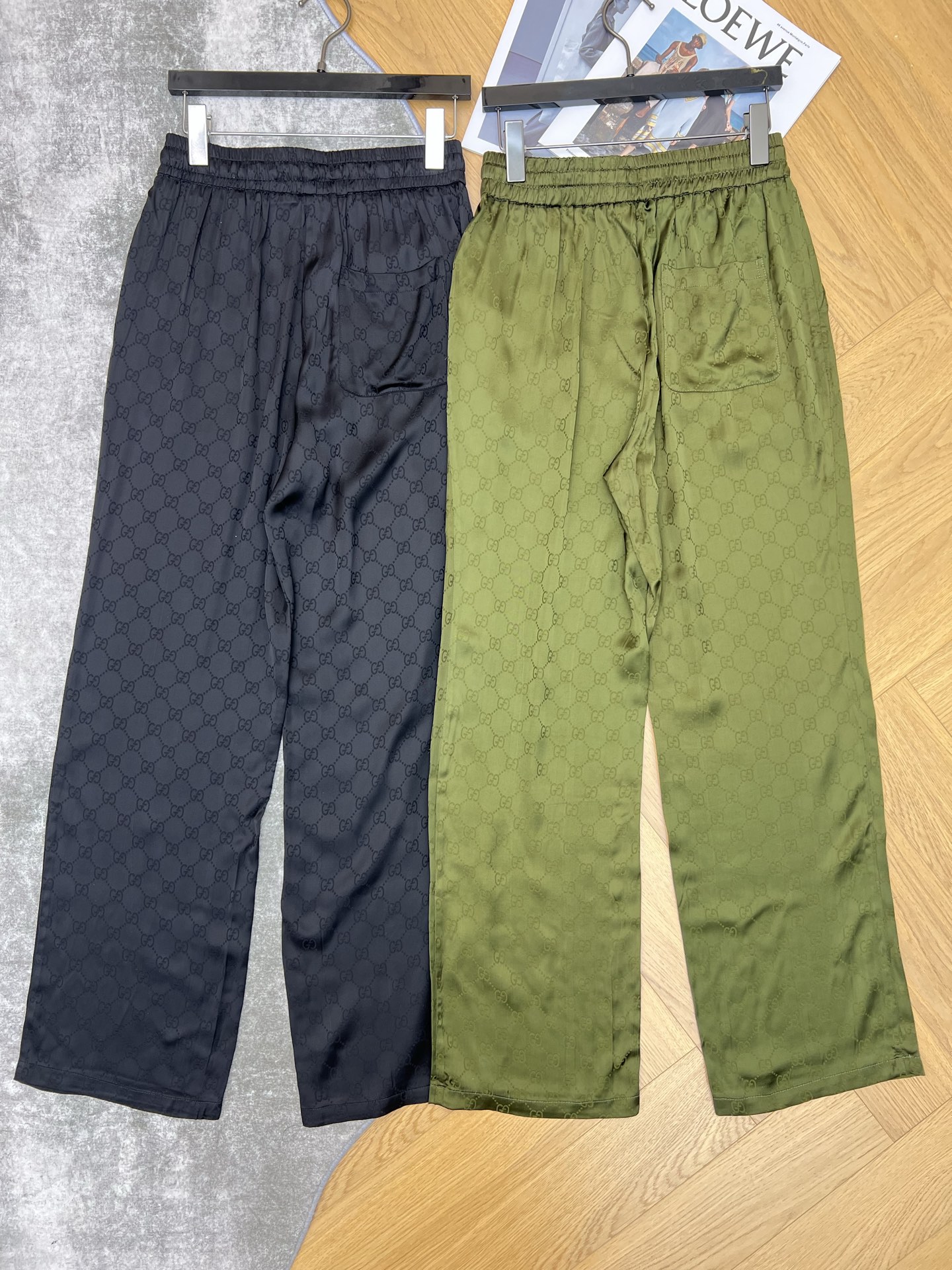 G家26早春老花阔腿裤，松紧抽绳腰头设计，舒适又藏肉，满印老花暗纹低调显贵，顺滑缎面面料自带慵懒光泽感，