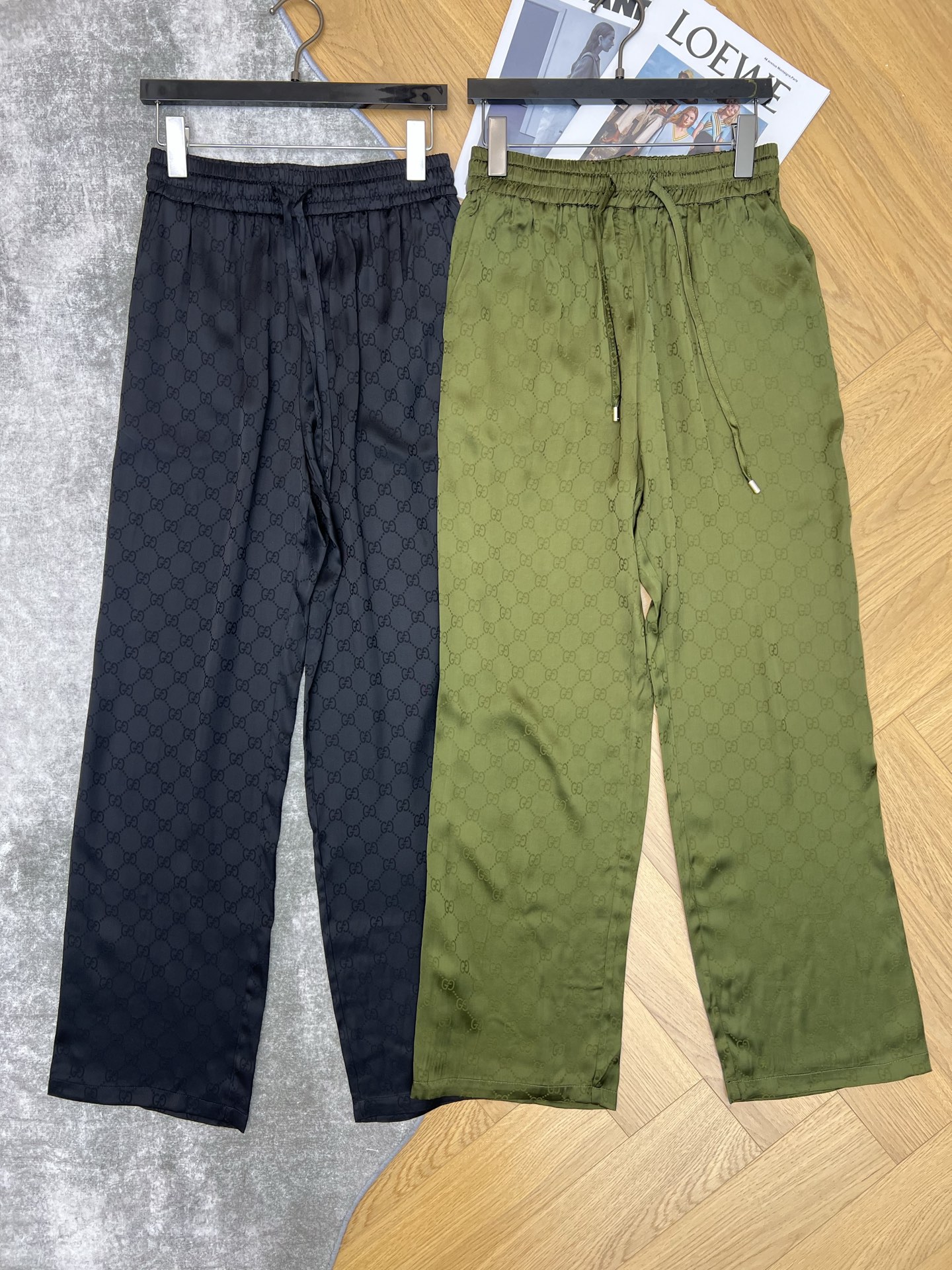 G家26早春老花阔腿裤，松紧抽绳腰头设计，舒适又藏肉，满印老花暗纹低调显贵，顺滑缎面面料自带慵懒光泽感，