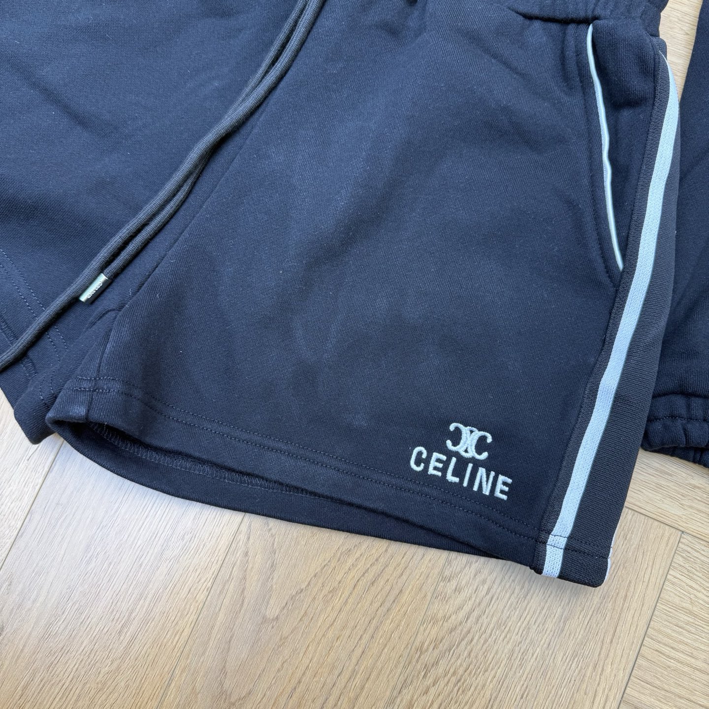 CE家26早春运动套装，连帽拉链+侧边撞色条纹设计，利落又藏满细节，胸口与裤身品牌标识低调显贵，亲肤面料