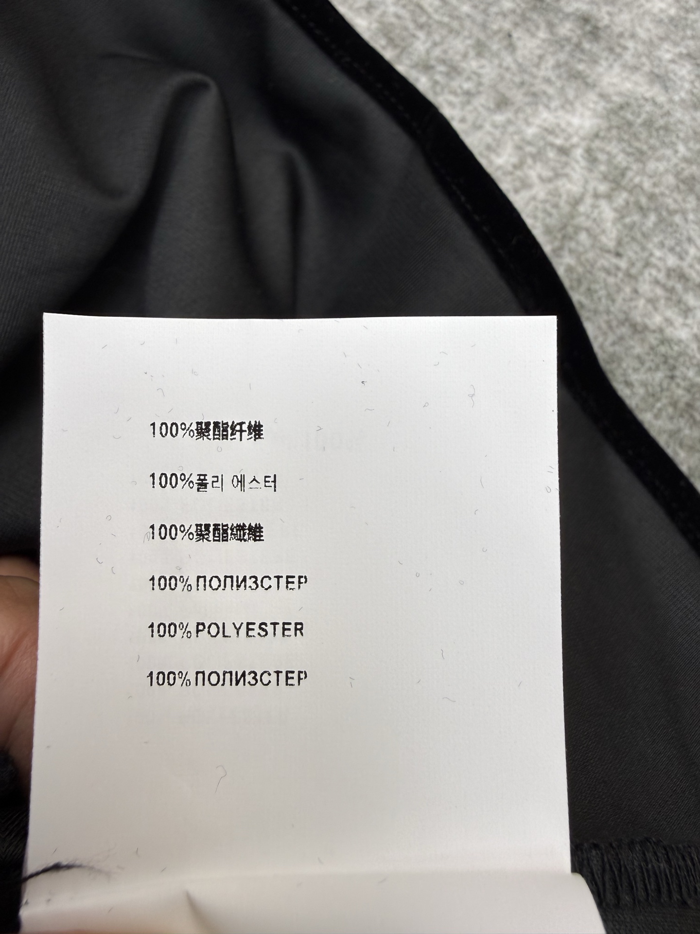 PD家26早春丝绒衬衫裙，经典翻领+倒三角徽标设计，利落又藏满细节，丝绒面料自带柔焦光泽感，松紧腰头掐出