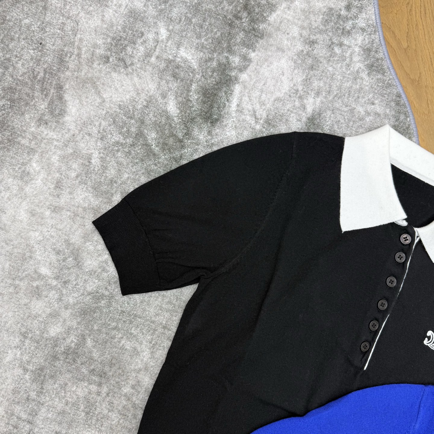 CE家26早春撞色Polo针织衫，把复古与高级感焊在身上，经典撞色翻领+多粒扣门襟设计，利落又藏满细节，