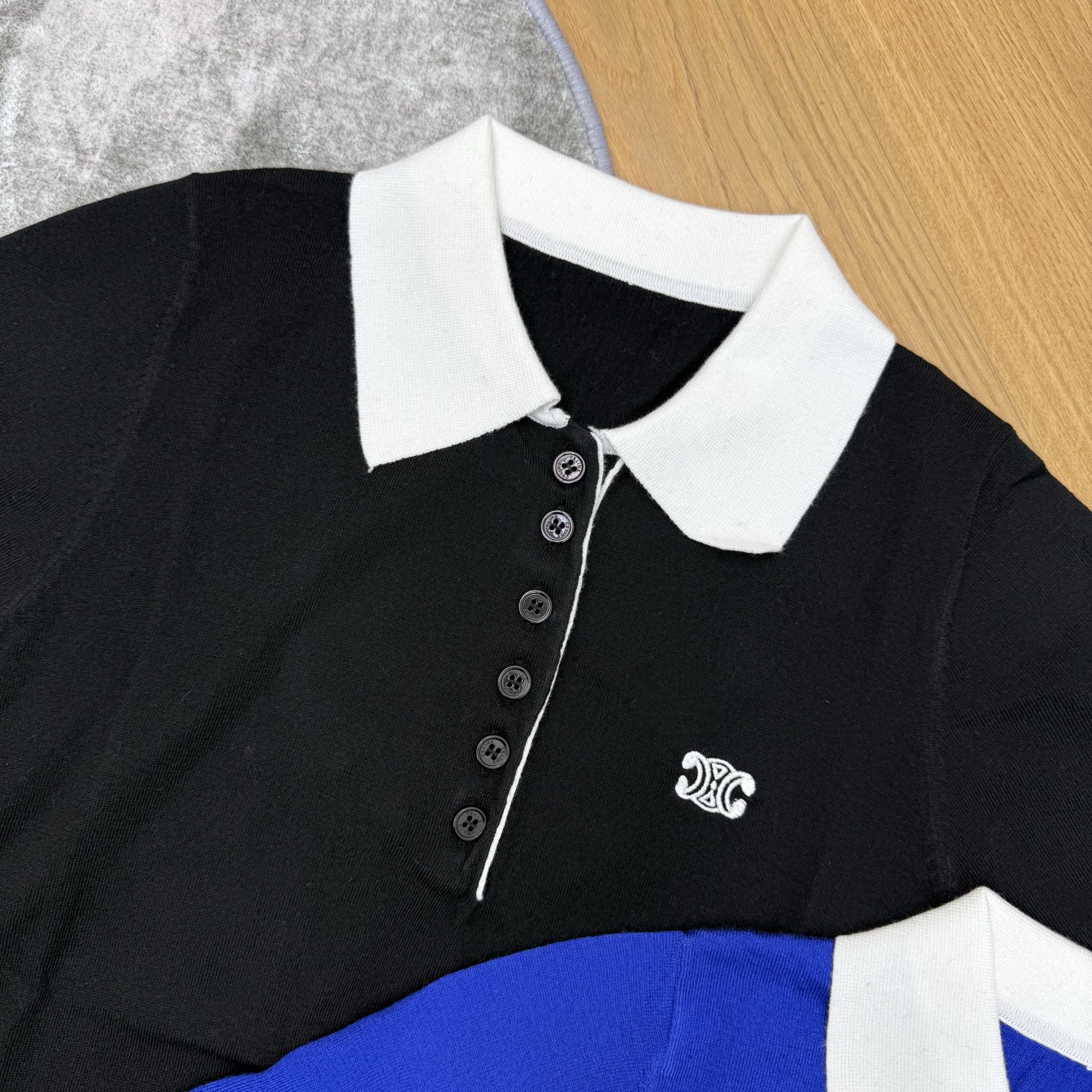CE家26早春撞色Polo针织衫，把复古与高级感焊在身上，经典撞色翻领+多粒扣门襟设计，利落又藏满细节，
