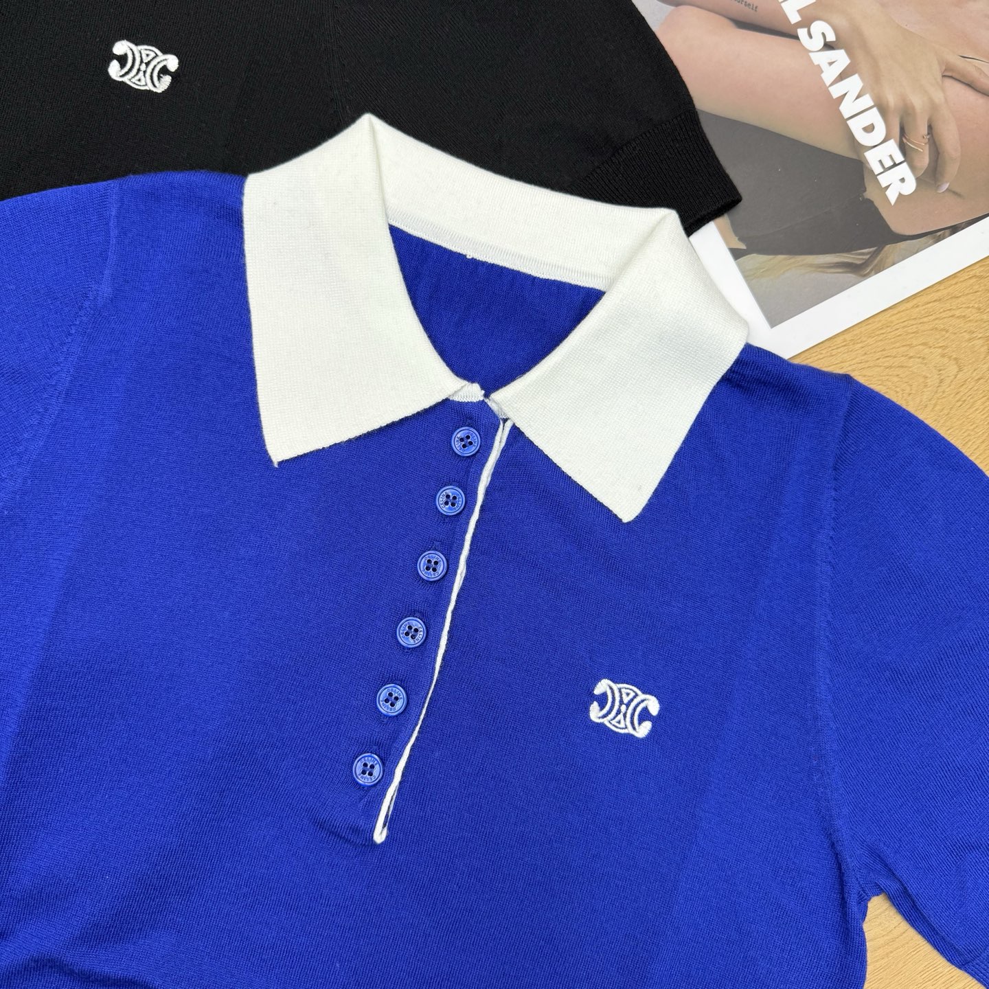 CE家26早春撞色Polo针织衫，把复古与高级感焊在身上，经典撞色翻领+多粒扣门襟设计，利落又藏满细节，
