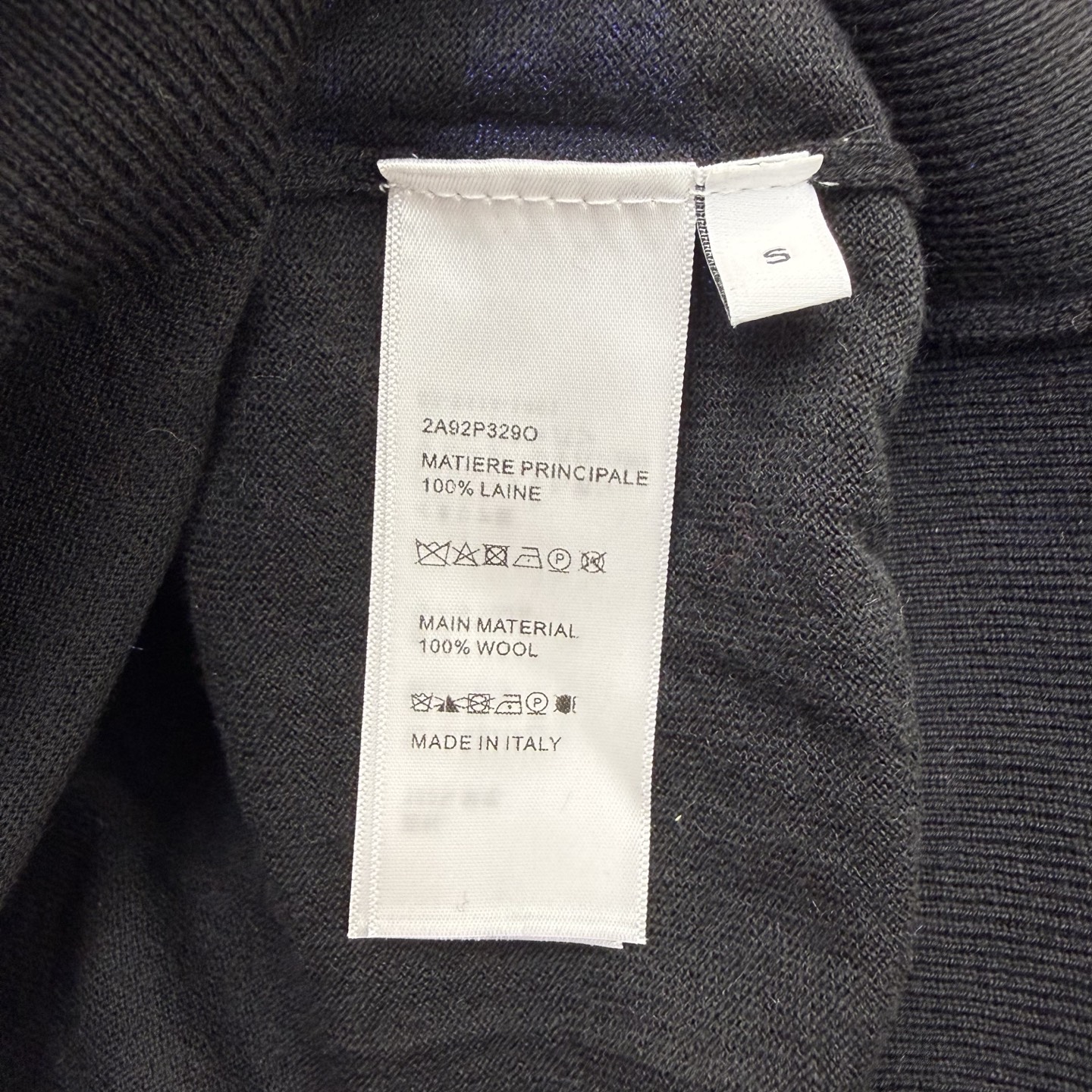 CE家26早春撞色Polo针织衫，把复古与高级感焊在身上，经典撞色翻领+多粒扣门襟设计，利落又藏满细节，