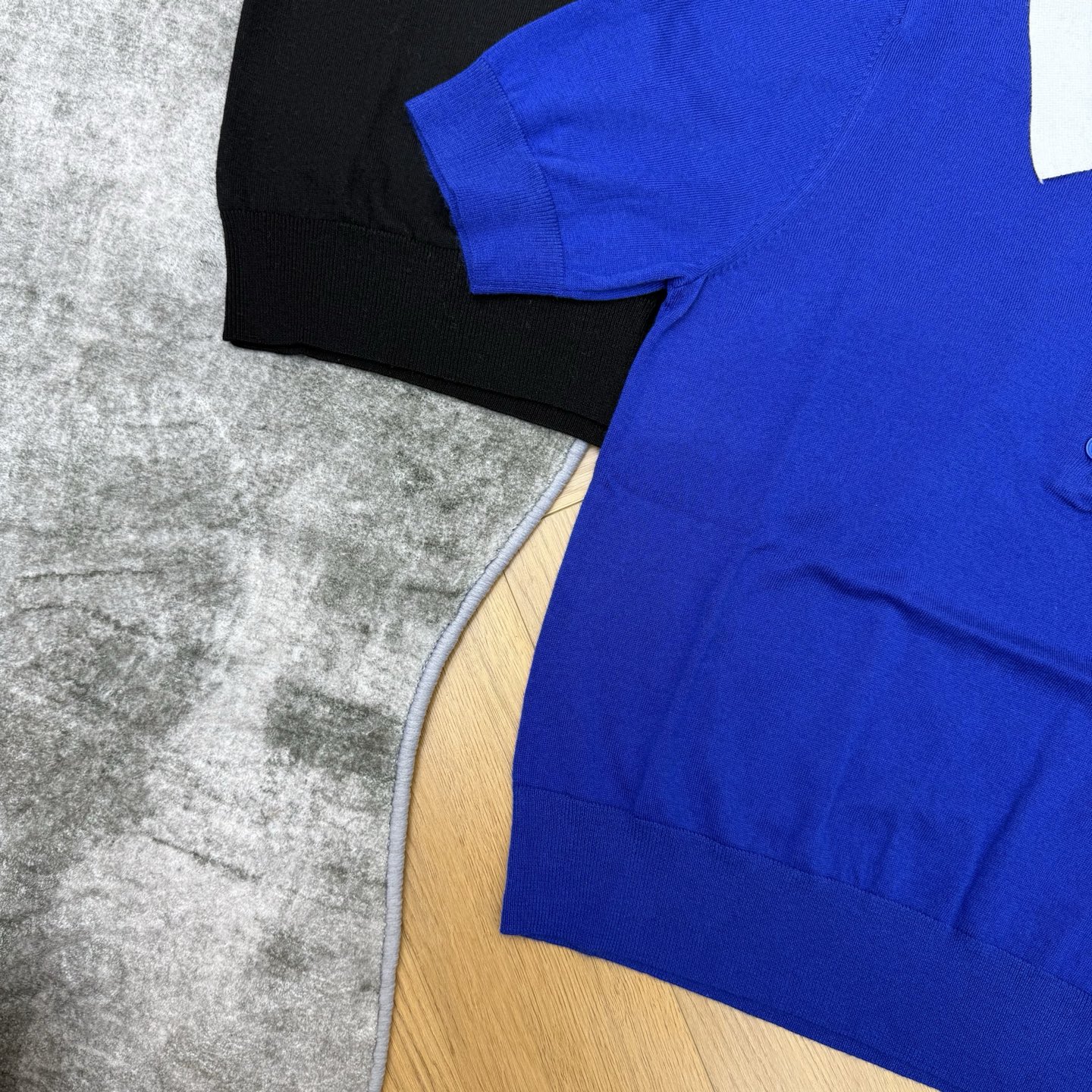CE家26早春撞色Polo针织衫，把复古与高级感焊在身上，经典撞色翻领+多粒扣门襟设计，利落又藏满细节，