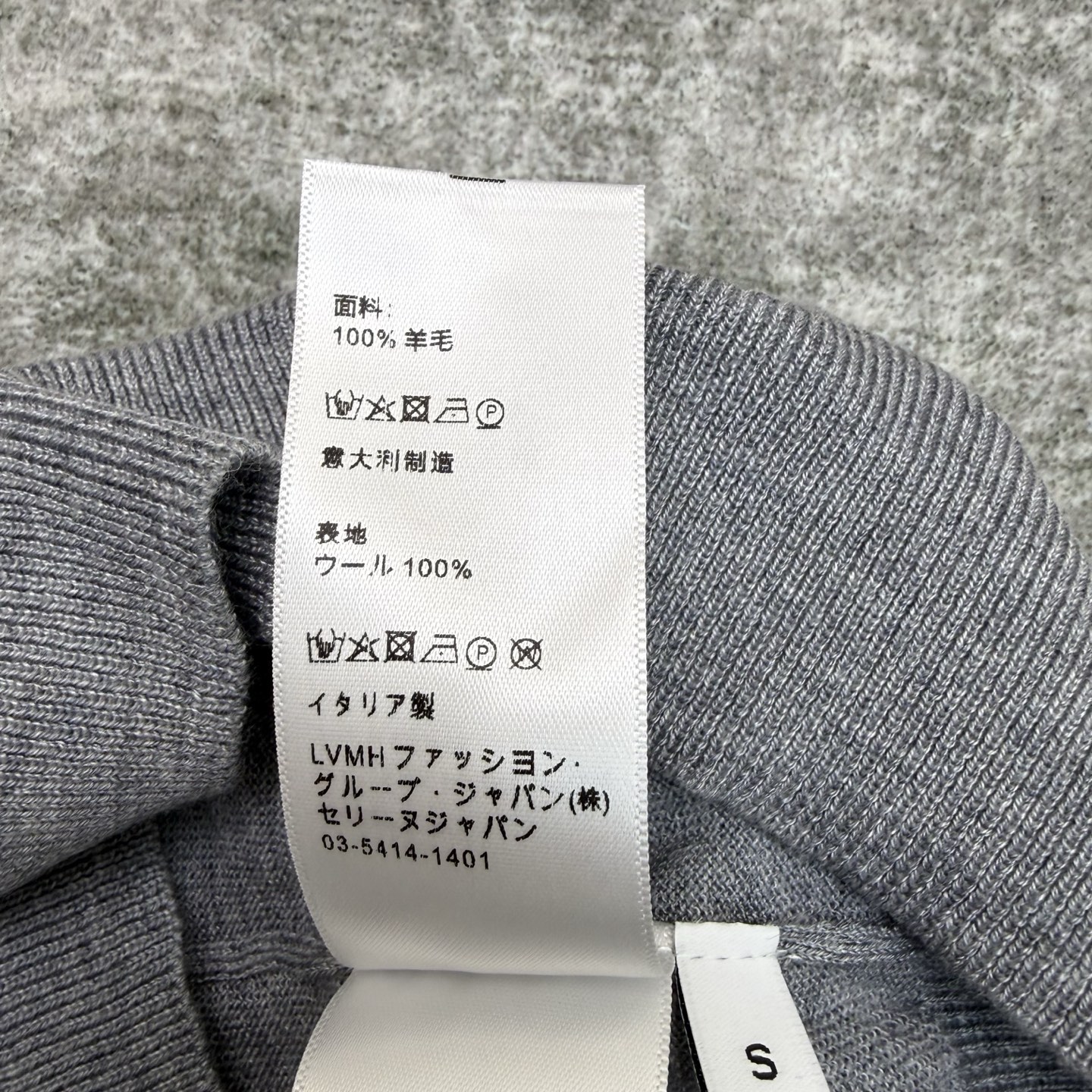 CE家26早春撞色Polo针织衫，把复古与高级感焊在身上，经典撞色翻领+多粒扣门襟设计，利落又藏满细节，