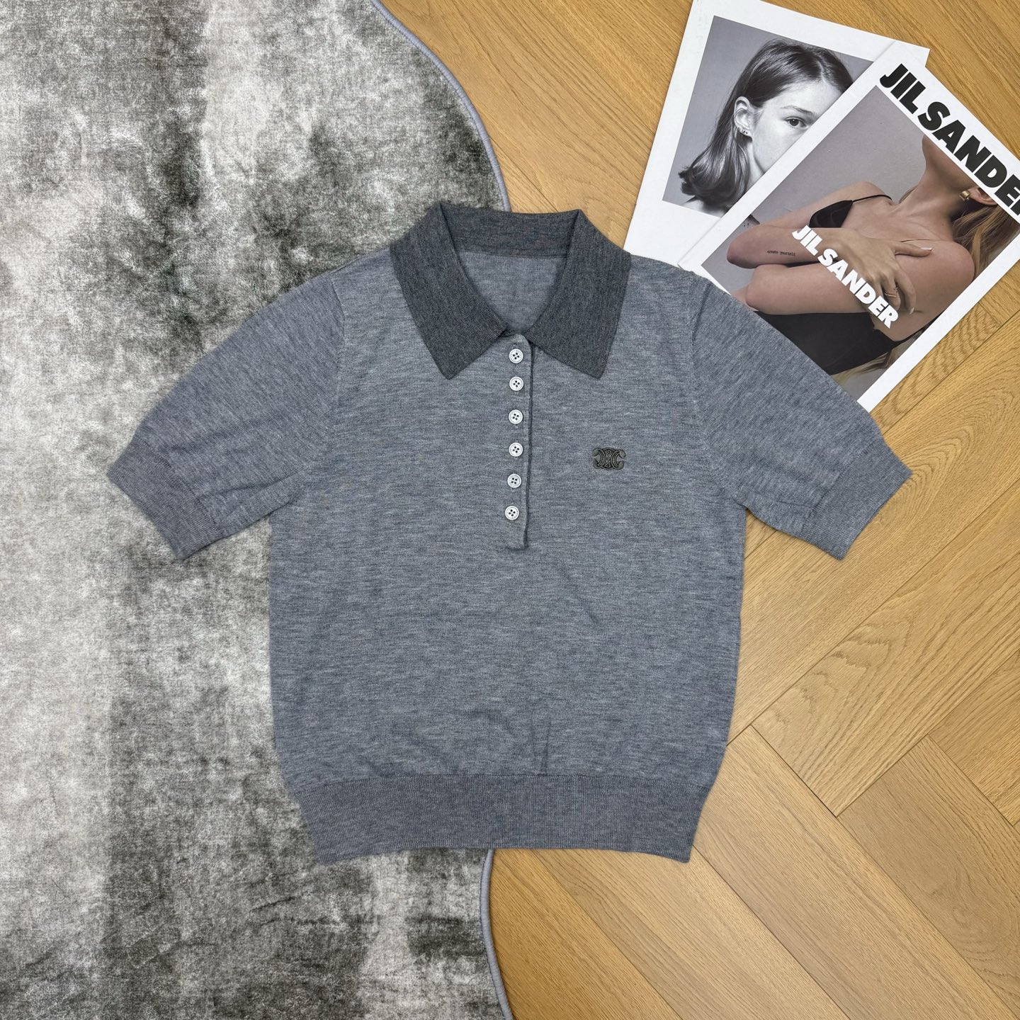CE家26早春撞色Polo针织衫，把复古与高级感焊在身上，经典撞色翻领+多粒扣门襟设计，利落又藏满细节，