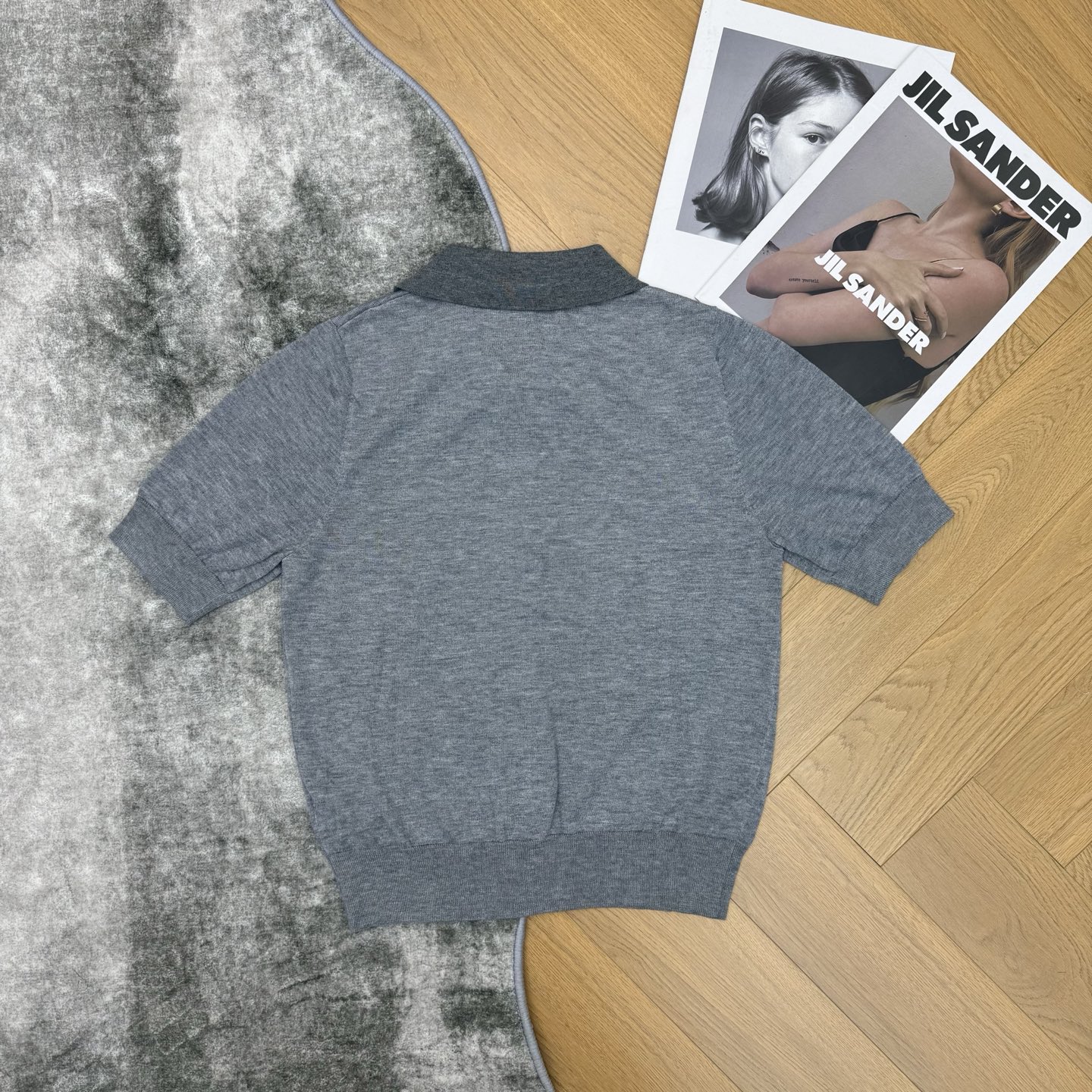 CE家26早春撞色Polo针织衫，把复古与高级感焊在身上，经典撞色翻领+多粒扣门襟设计，利落又藏满细节，