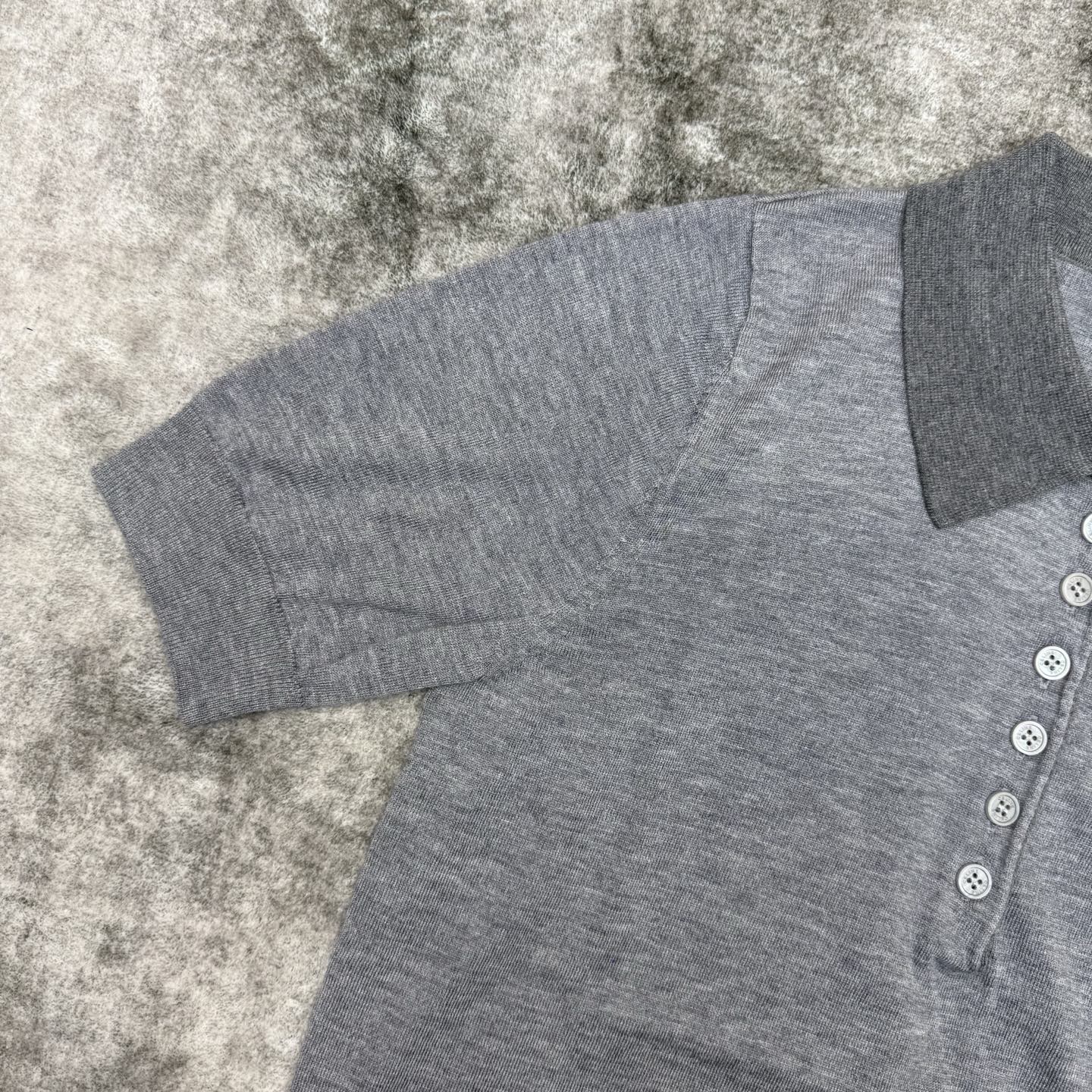 CE家26早春撞色Polo针织衫，把复古与高级感焊在身上，经典撞色翻领+多粒扣门襟设计，利落又藏满细节，