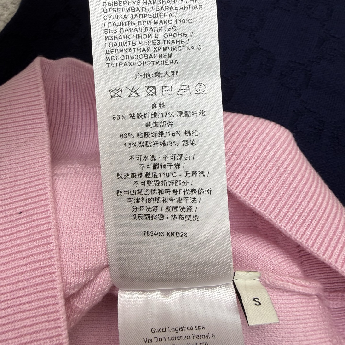 G家26早春老花针织马甲，把复古与高级感焊在身上，经典圆领+无袖叠穿设计，利落又藏满细节，满印老花暗纹低