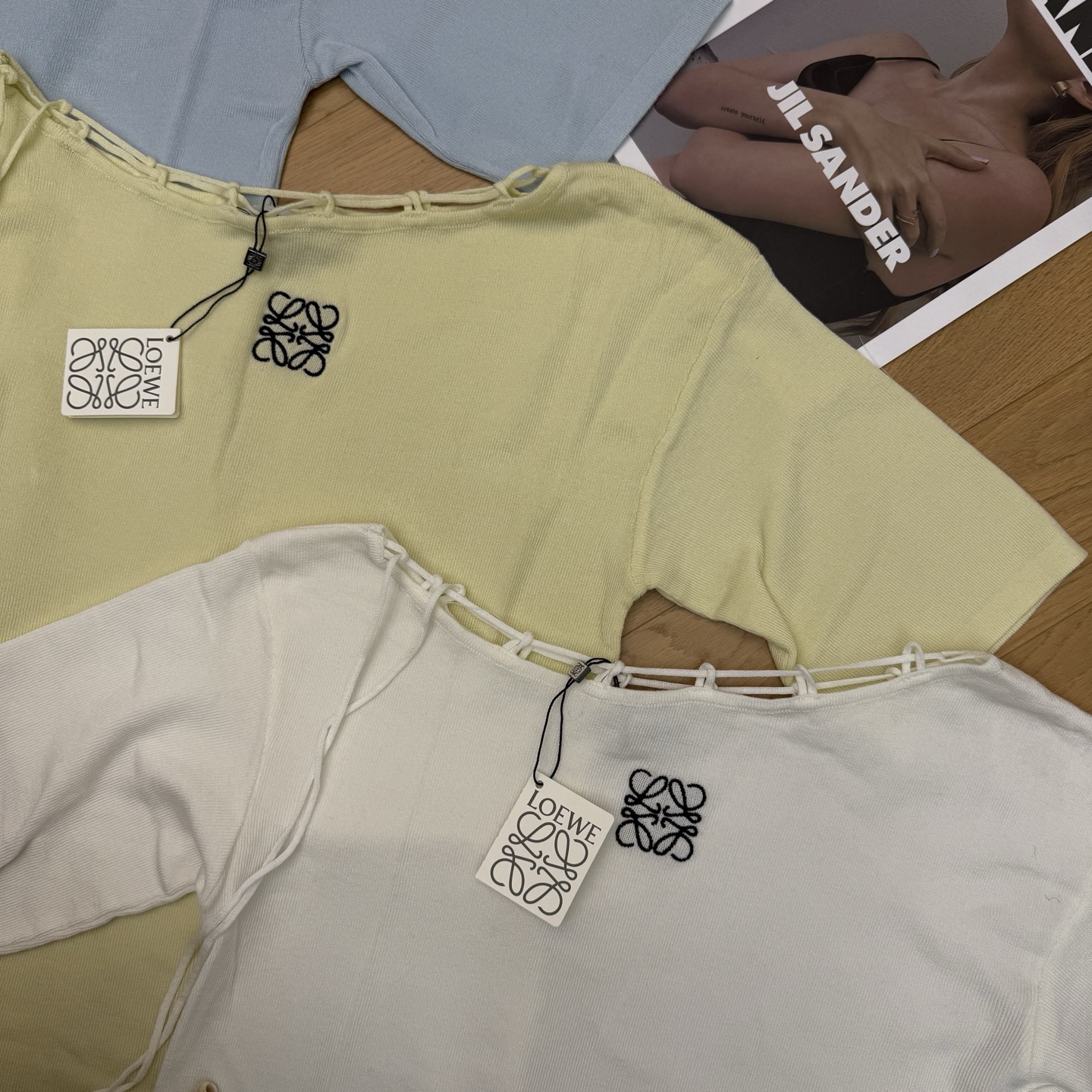罗意威家26早春领口抽绳针织衫，经典圆领+抽绳系带设计，利落又藏满细节，胸口刺绣logo低调显贵，软糯针