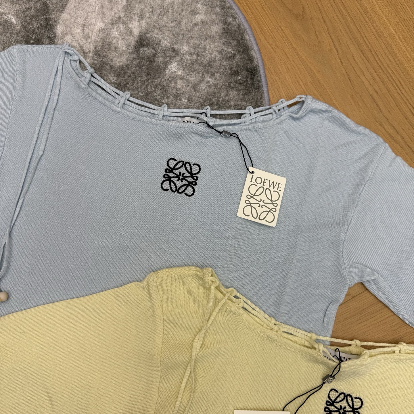 罗意威家26早春领口抽绳针织衫，经典圆领+抽绳系带设计，利落又藏满细节，胸口刺绣logo低调显贵，软糯针
