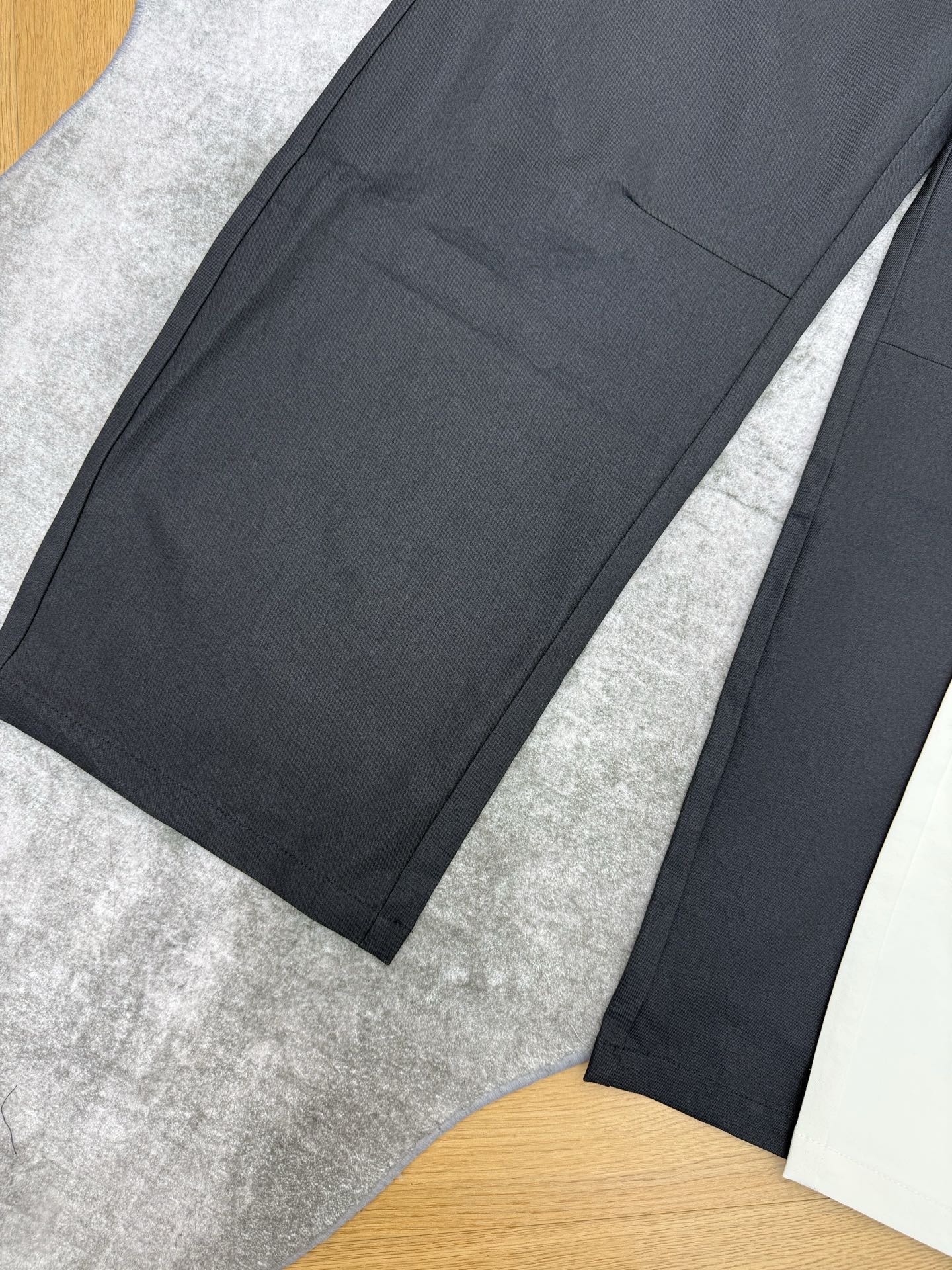 小香家26早春抽绳阔腿裤，把随性与高级感焊在身上，经典松紧腰+抽绳设计，利落又藏满细节，后袋小标低调显贵