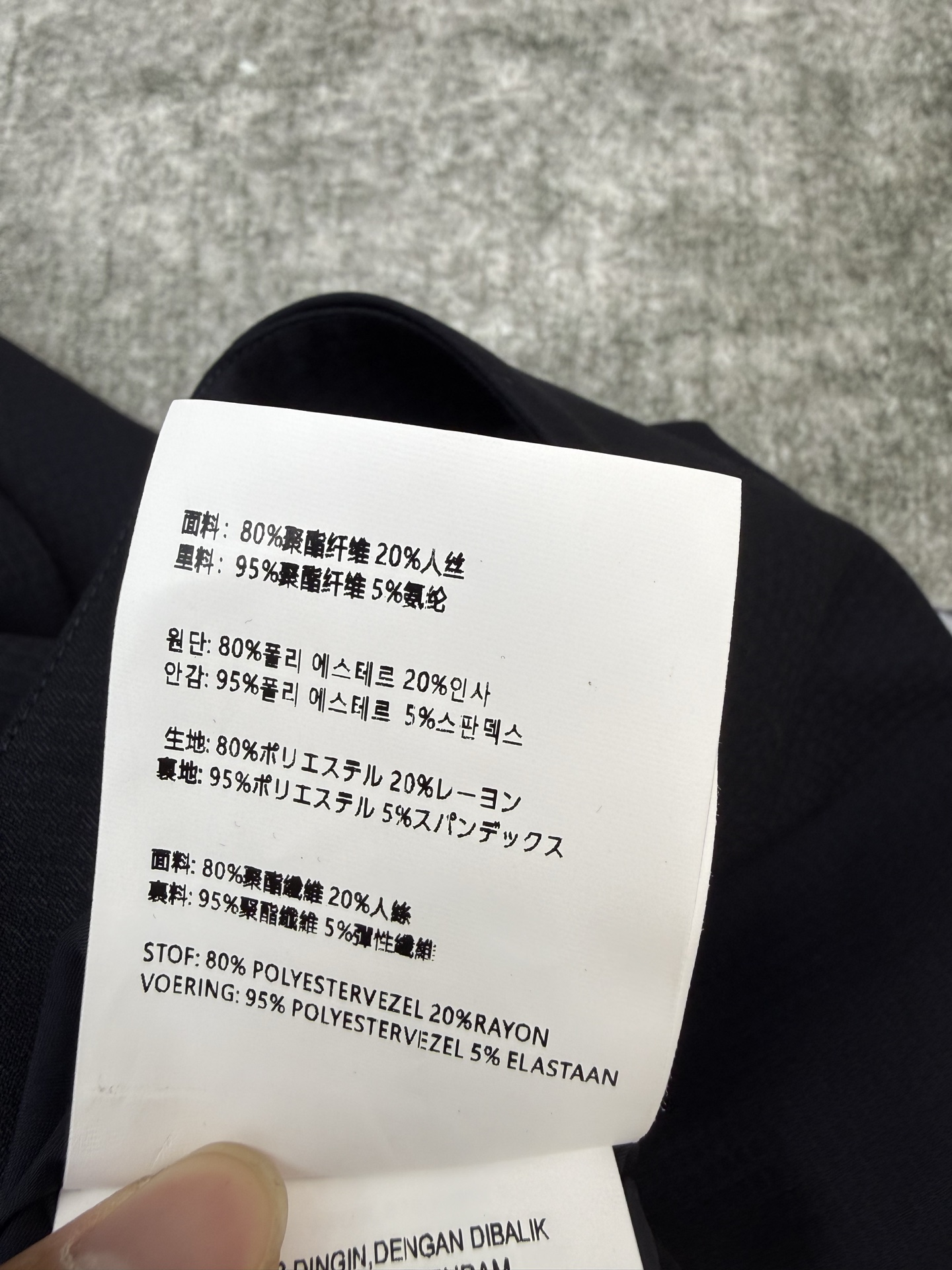 Miu家26早春百褶半裙，经典高腰+双扣袢设计，利落又藏满细节，立体压褶工艺自带垂坠感，挺括面料自带利落