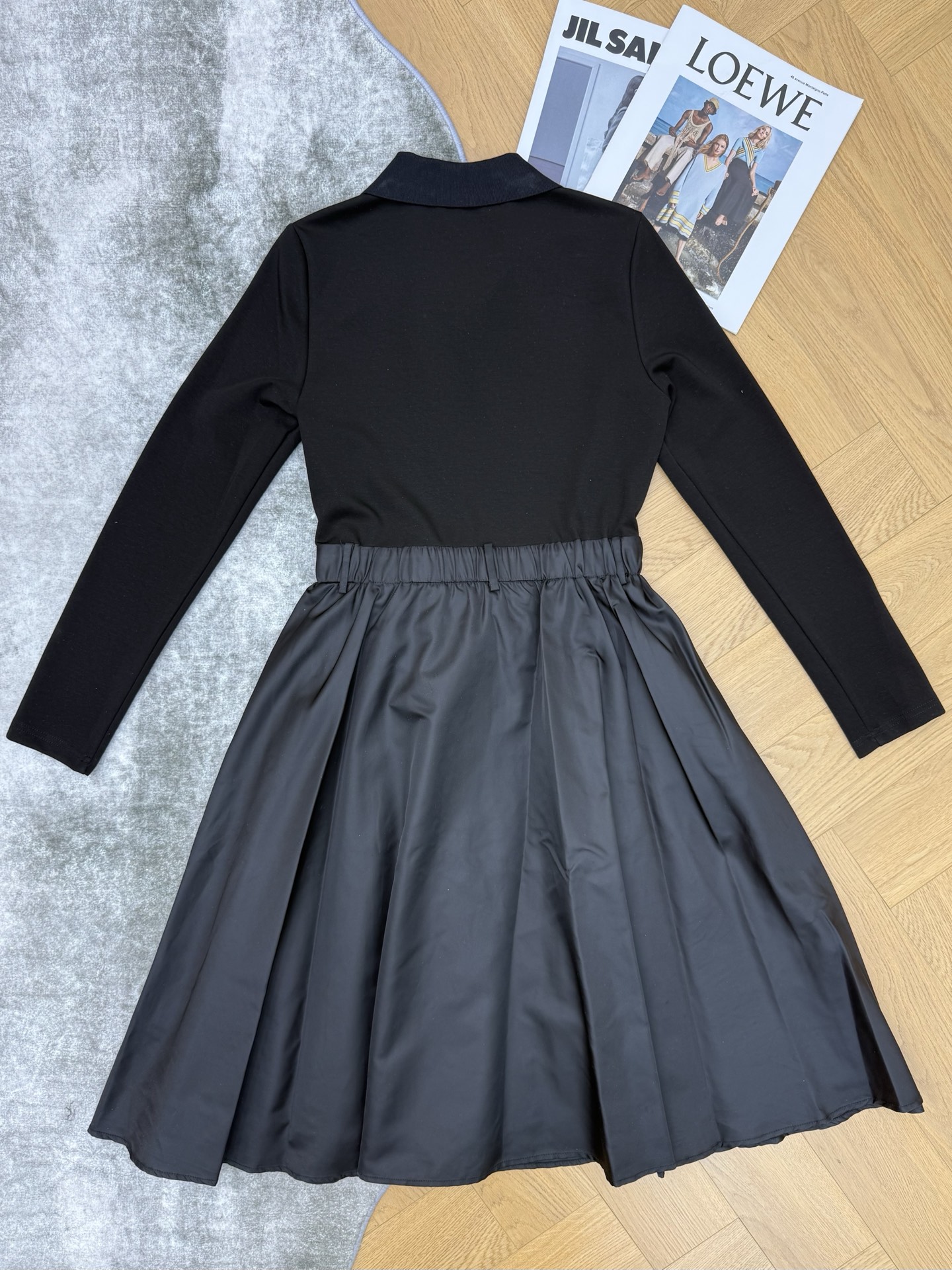 Prada26早春拼接连衣裙，把酷飒与高级感焊在身上，经典翻领+半开拉链设计，利落又藏满细节，松紧腰配金