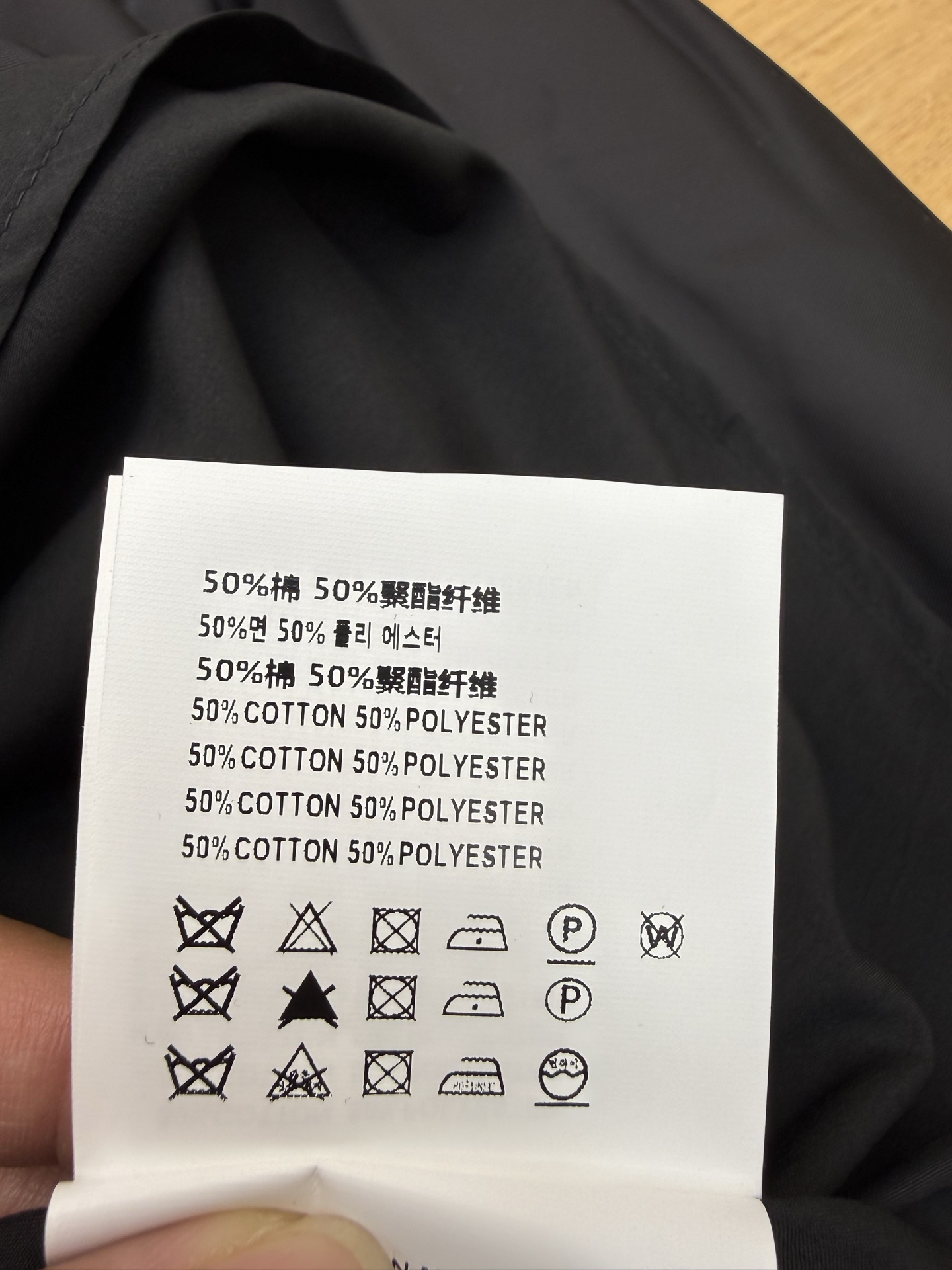 Prada26早春拼接连衣裙，把酷飒与高级感焊在身上，经典翻领+半开拉链设计，利落又藏满细节，松紧腰配金