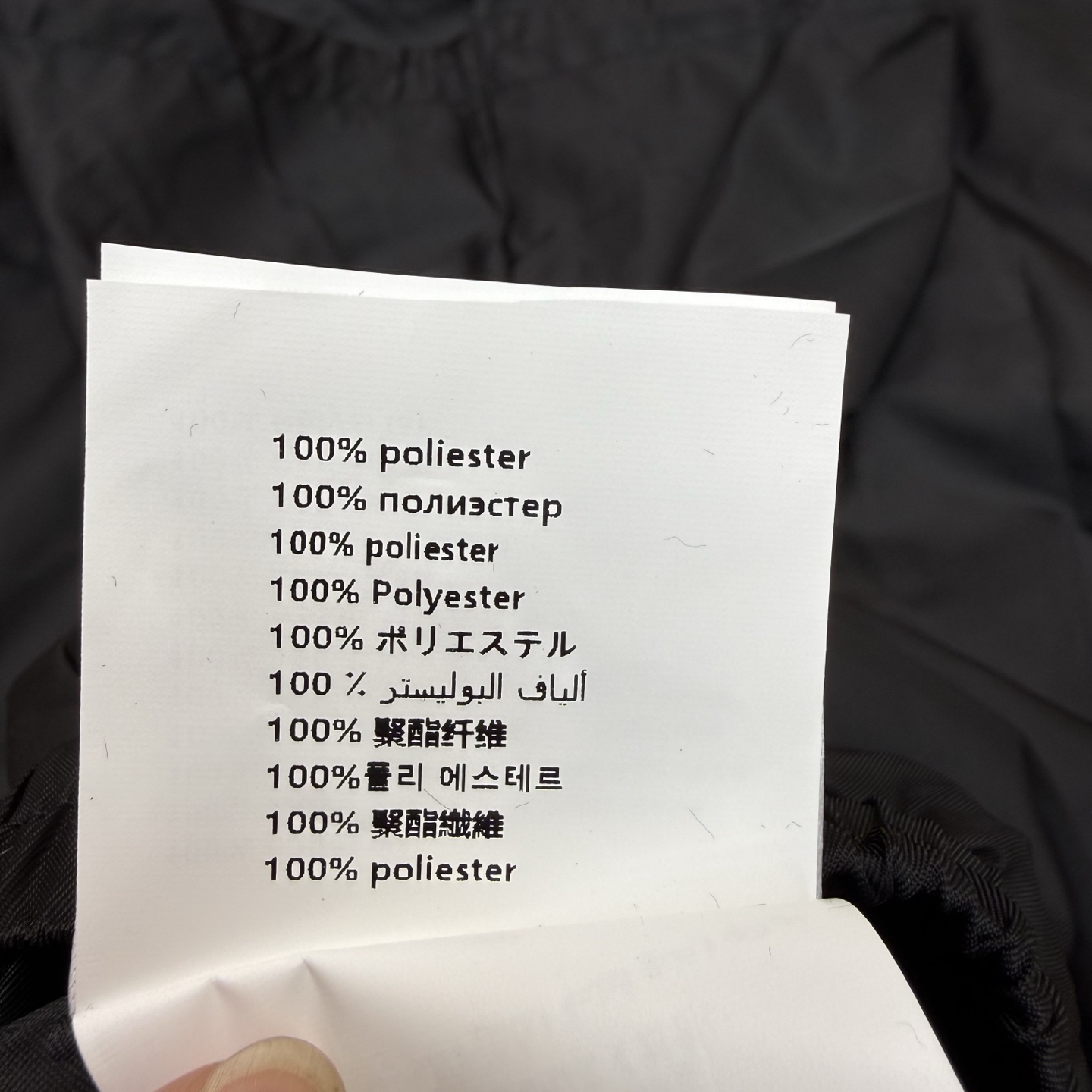 Prada26早春休闲尼龙套装，经典连帽+双拉链口袋设计，利落又藏满细节，三角徽标点缀低调显贵，顺滑尼龙