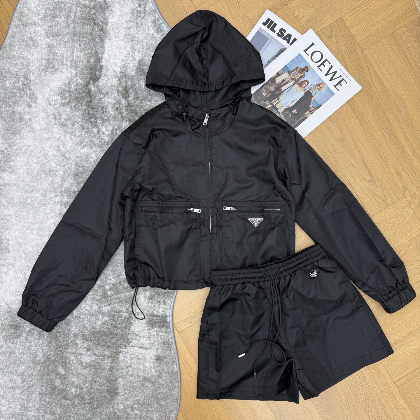 Prada26早春休闲尼龙套装，经典连帽+双拉链口袋设计，利落又藏满细节，三角徽标点缀低调显贵，顺滑尼龙