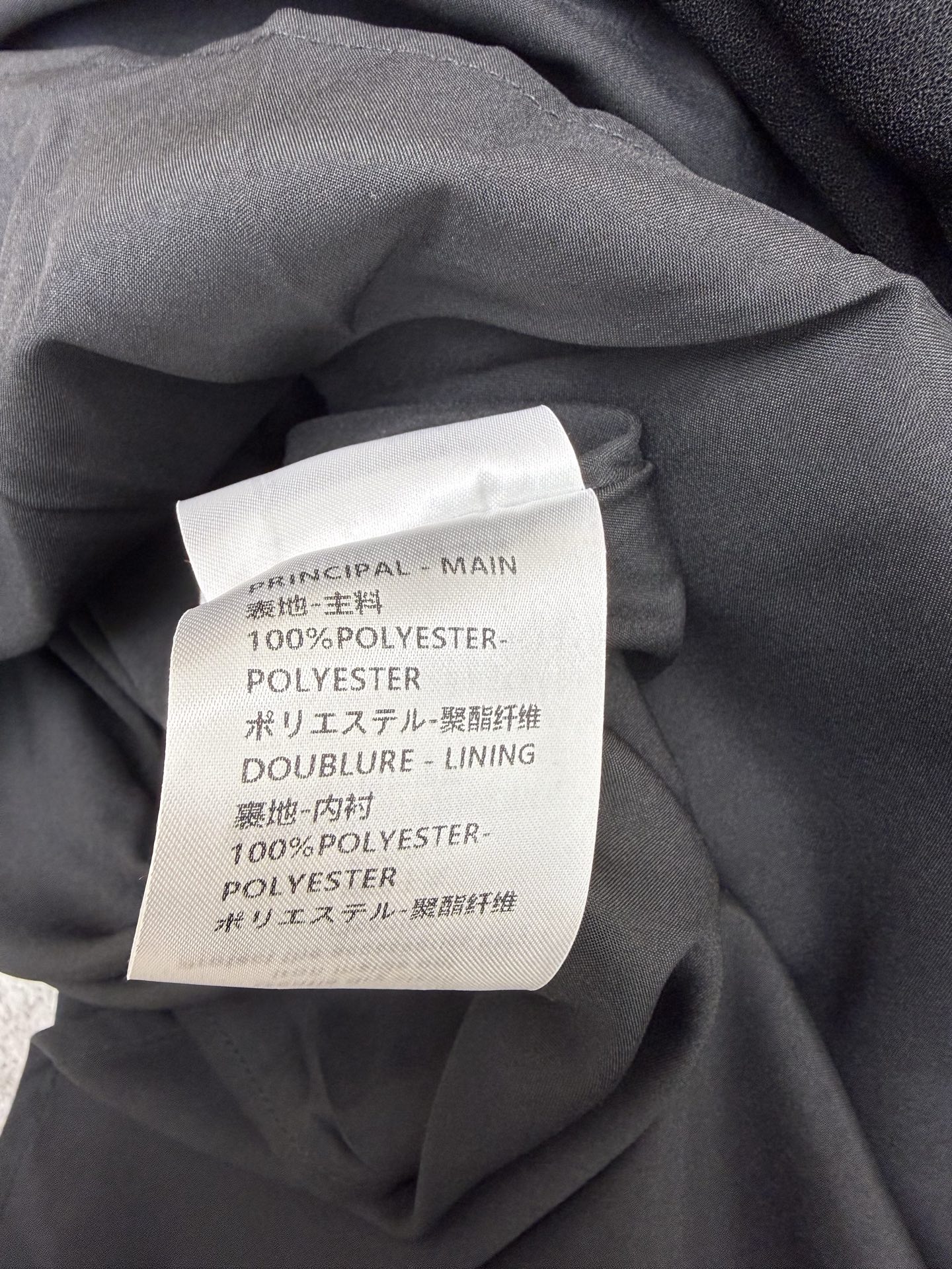 LV26早春蝴蝶刺绣连衣裙，经典翻领+木耳边压条设计，利落又藏满细节，金色蝴蝶刺绣低调显贵，顺滑垂坠面料