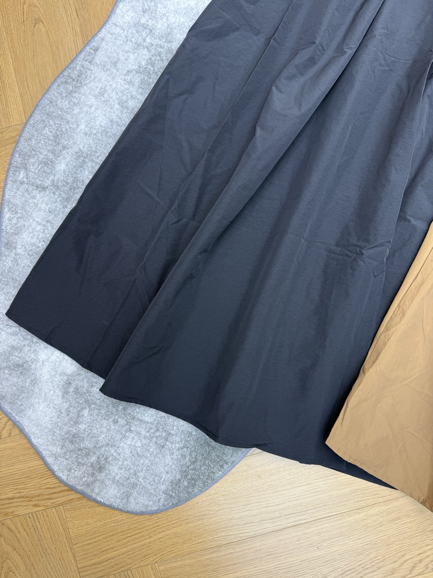 小香26早春挂脖连衣裙，经典挂脖+双交叉系带设计，利落又藏满细节，双C徽标点缀低调显贵，针织拼接褶皱裙身