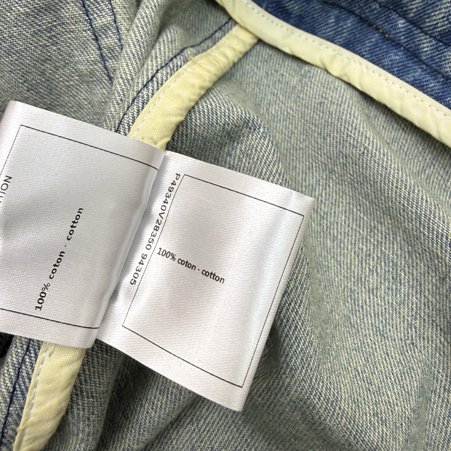 小香家26早春牛仔外套，经典圆领+多口袋设计，利落又藏满细节，花朵造型纽扣低调显贵，做旧水洗牛仔面料自带